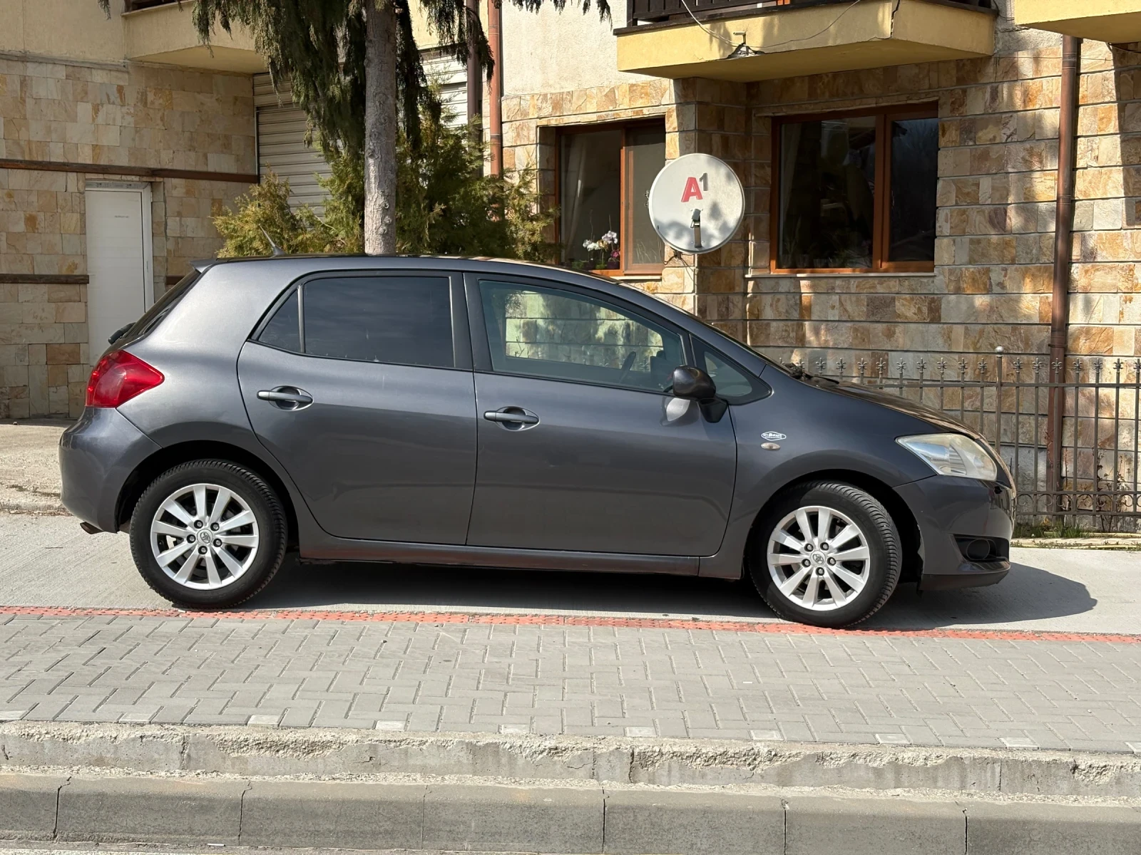 Toyota Auris, снимка 3 - Автомобили и джипове - 53875995