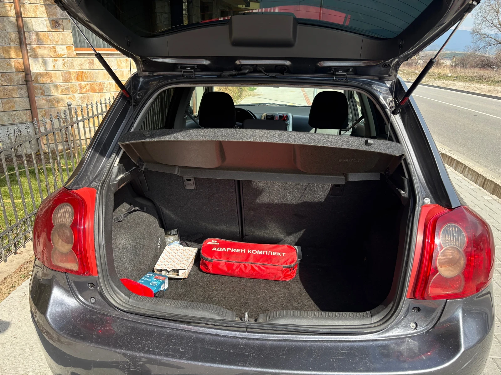 Toyota Auris, снимка 11 - Автомобили и джипове - 53875995