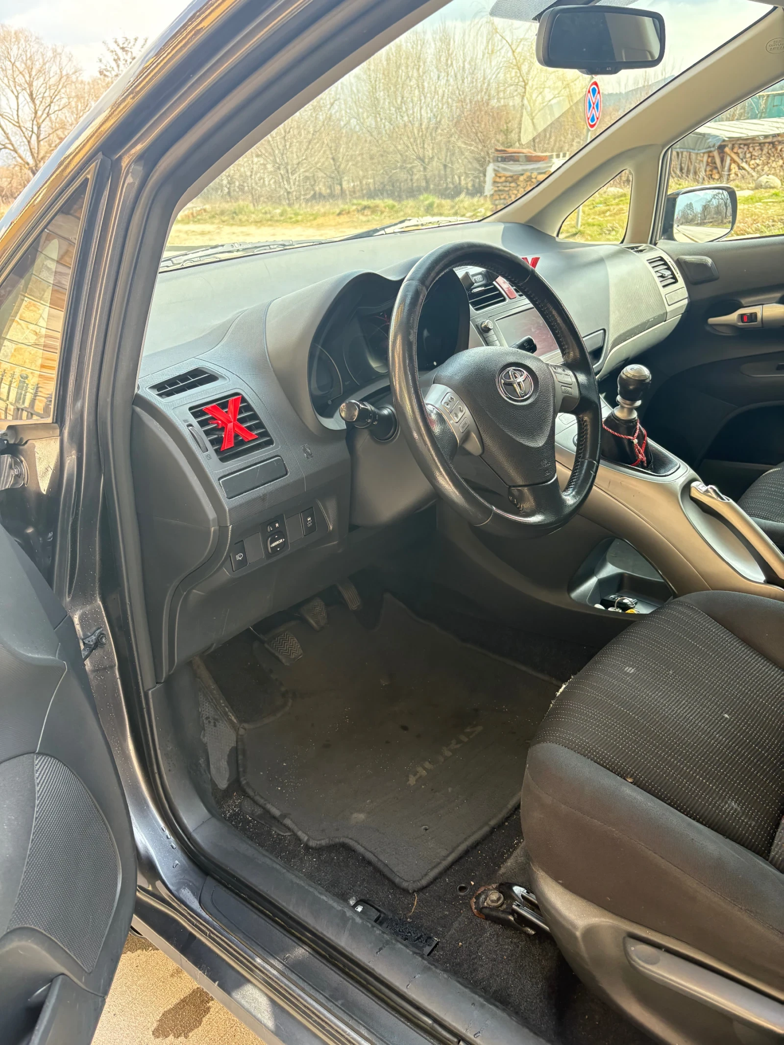 Toyota Auris, снимка 9 - Автомобили и джипове - 53875995