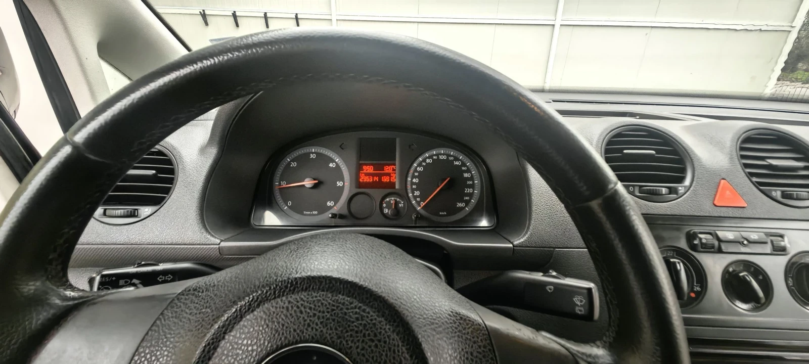 VW Caddy Gen.III, снимка 7 - Автомобили и джипове - 56153270