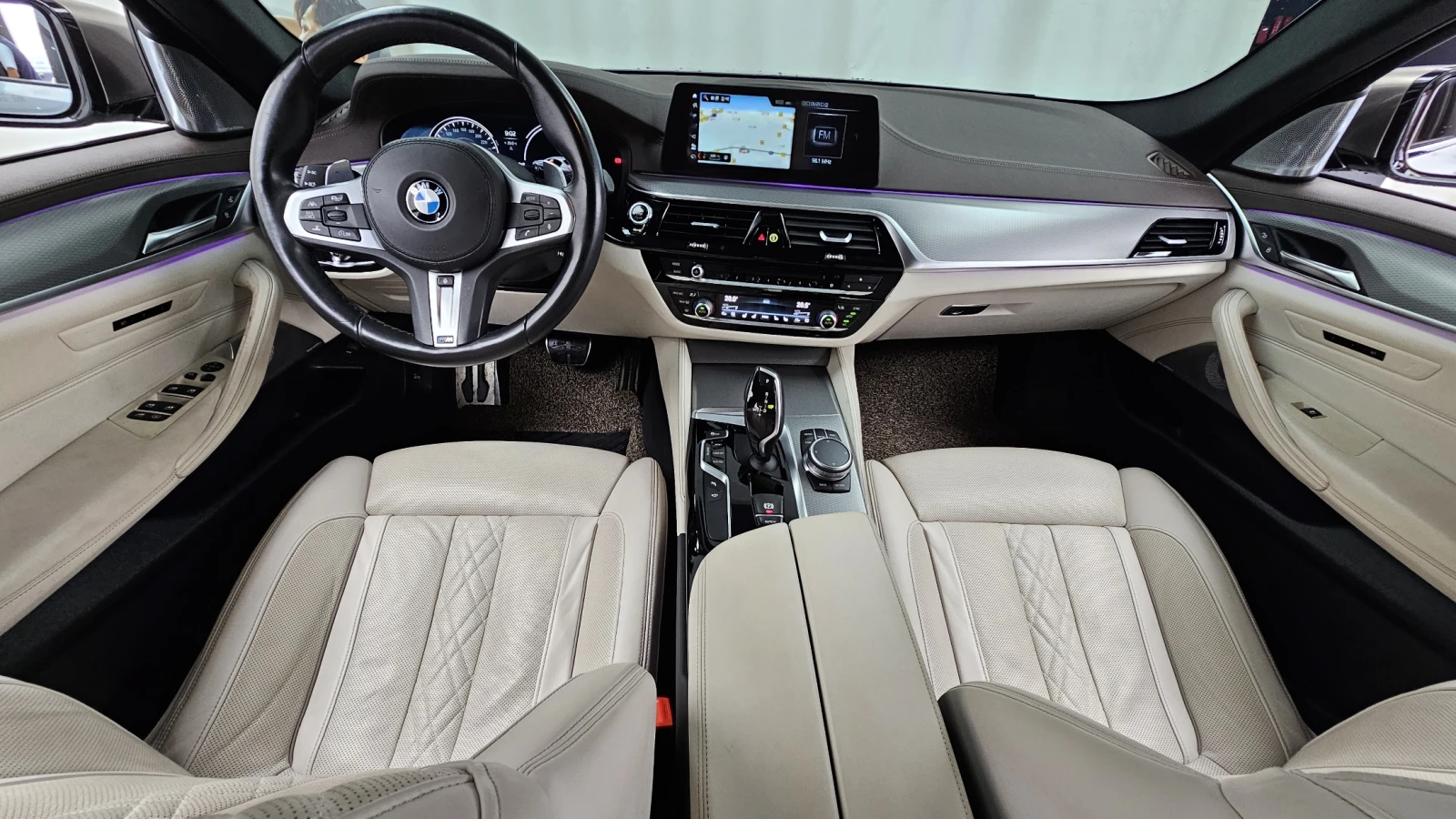 BMW 550 M* B&W* DIS* HUD* PANO* ОБДУХ* SOFT-CLOSE* 360* ЛИ, снимка 7 - Автомобили и джипове - 56181051