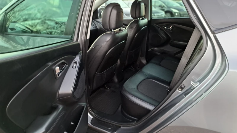 Hyundai IX35 2.0 DIZEL 136кс. 4×4, снимка 10 - Автомобили и джипове - 52797483