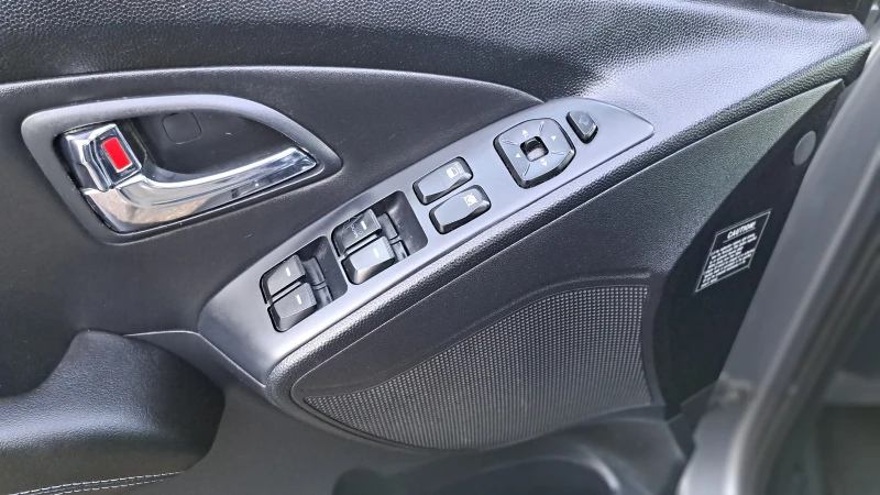 Hyundai IX35 2.0 DIZEL 136кс. 4×4, снимка 12 - Автомобили и джипове - 52797483