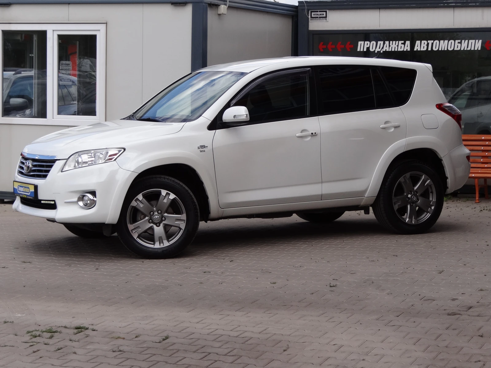 Toyota Rav4 2.2d4d-150k.c./Auto/4x4/Koja/Navi/Camera/Led/Euro5, снимка 2 - Автомобили и джипове - 55666317