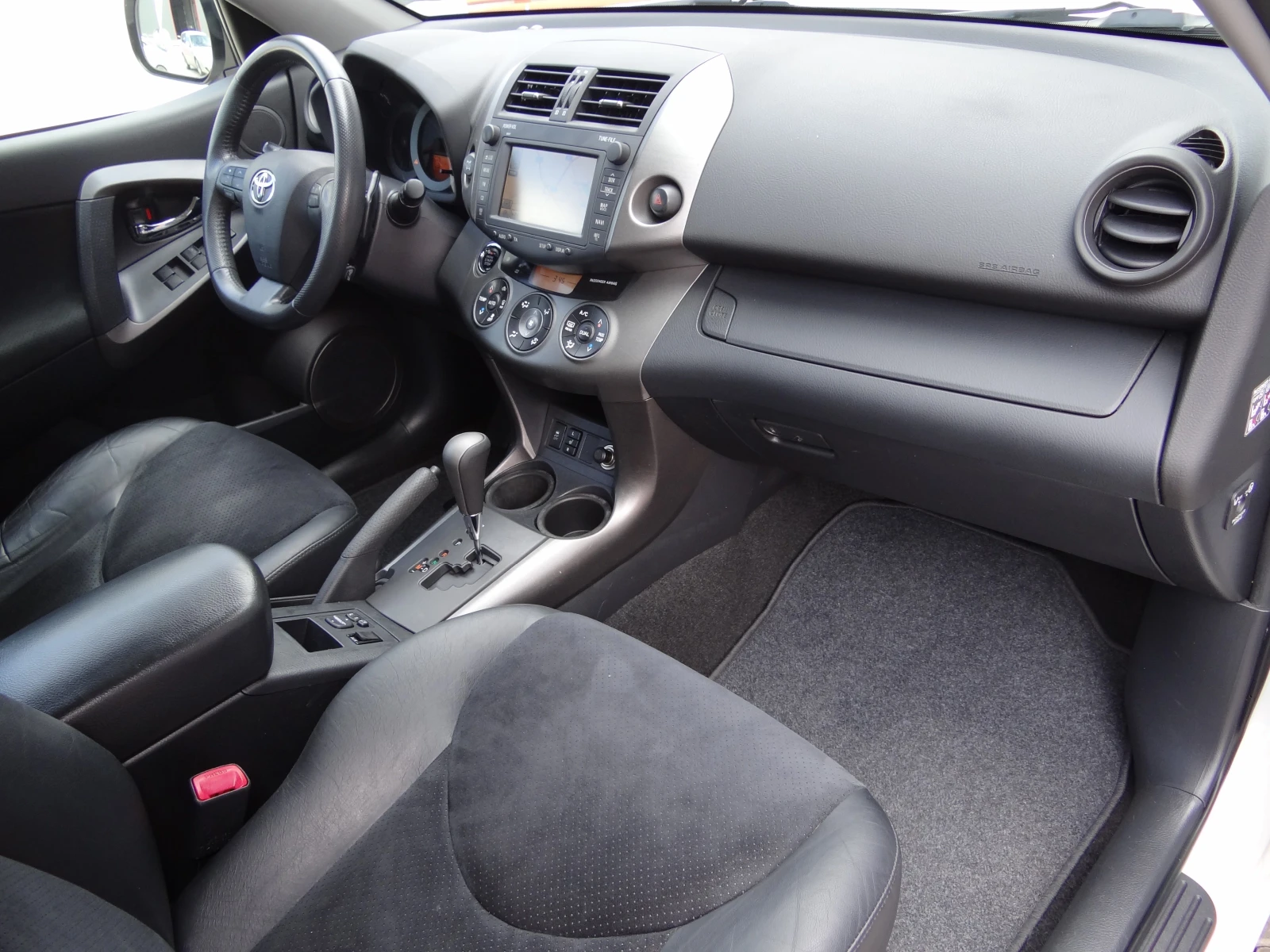Toyota Rav4 2.2d4d-150k.c./Auto/4x4/Koja/Navi/Camera/Led/Euro5, снимка 10 - Автомобили и джипове - 55666317