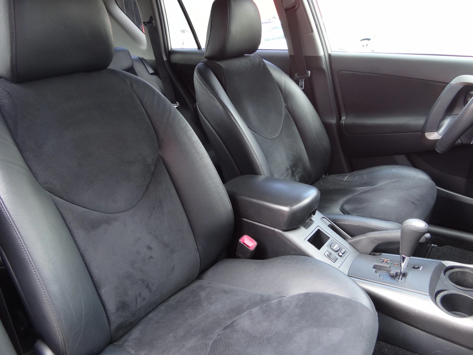 Toyota Rav4 2.2d4d-150k.c./Auto/4x4/Koja/Navi/Camera/Led/Euro5, снимка 11 - Автомобили и джипове - 55666317