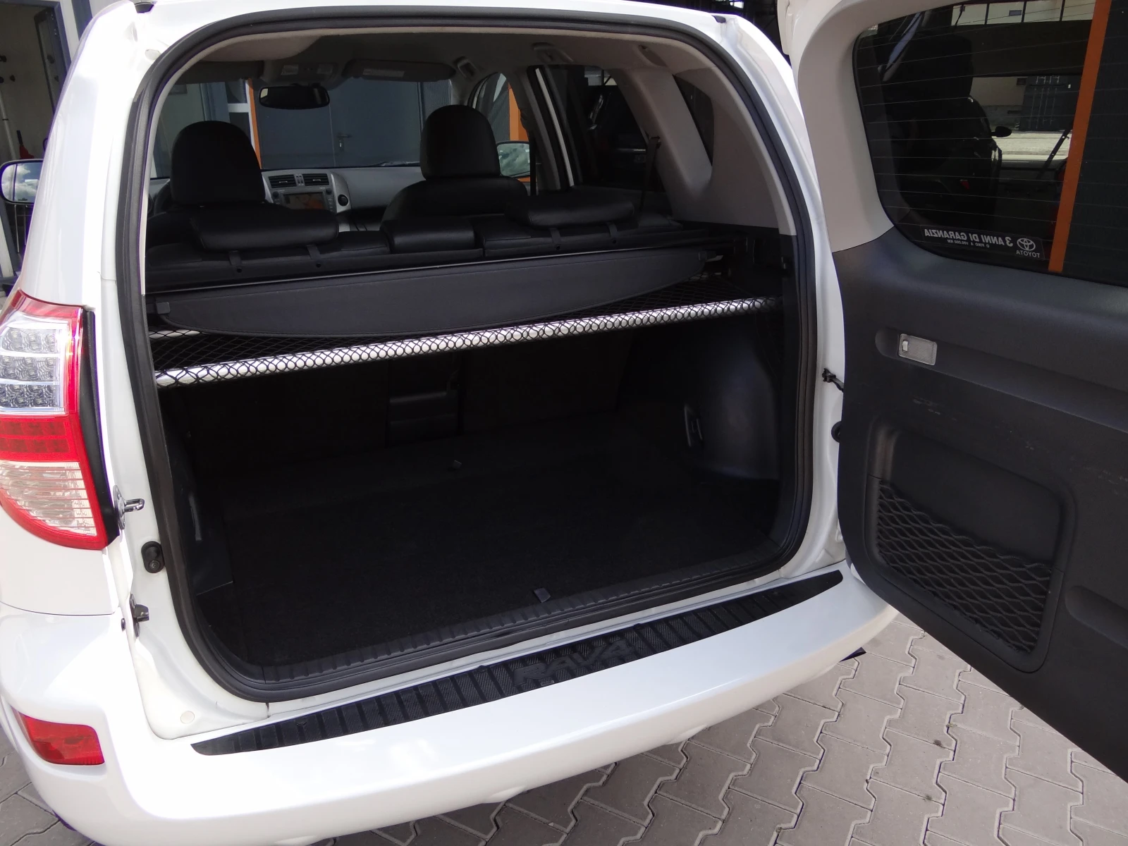 Toyota Rav4 2.2d4d-150k.c./Auto/4x4/Koja/Navi/Camera/Led/Euro5, снимка 15 - Автомобили и джипове - 55666317