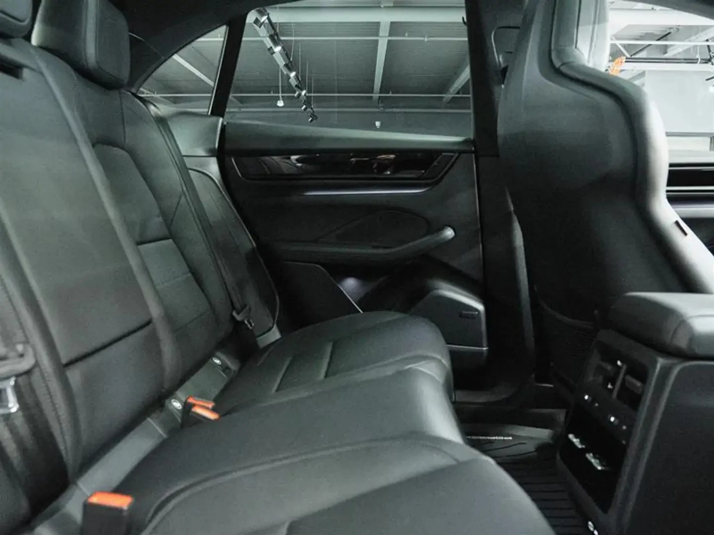 Porsche Macan ЦЕНА ДО БЪЛГАРИЯ АВТОКРЕДИТ, снимка 15 - Автомобили и джипове - 55860110
