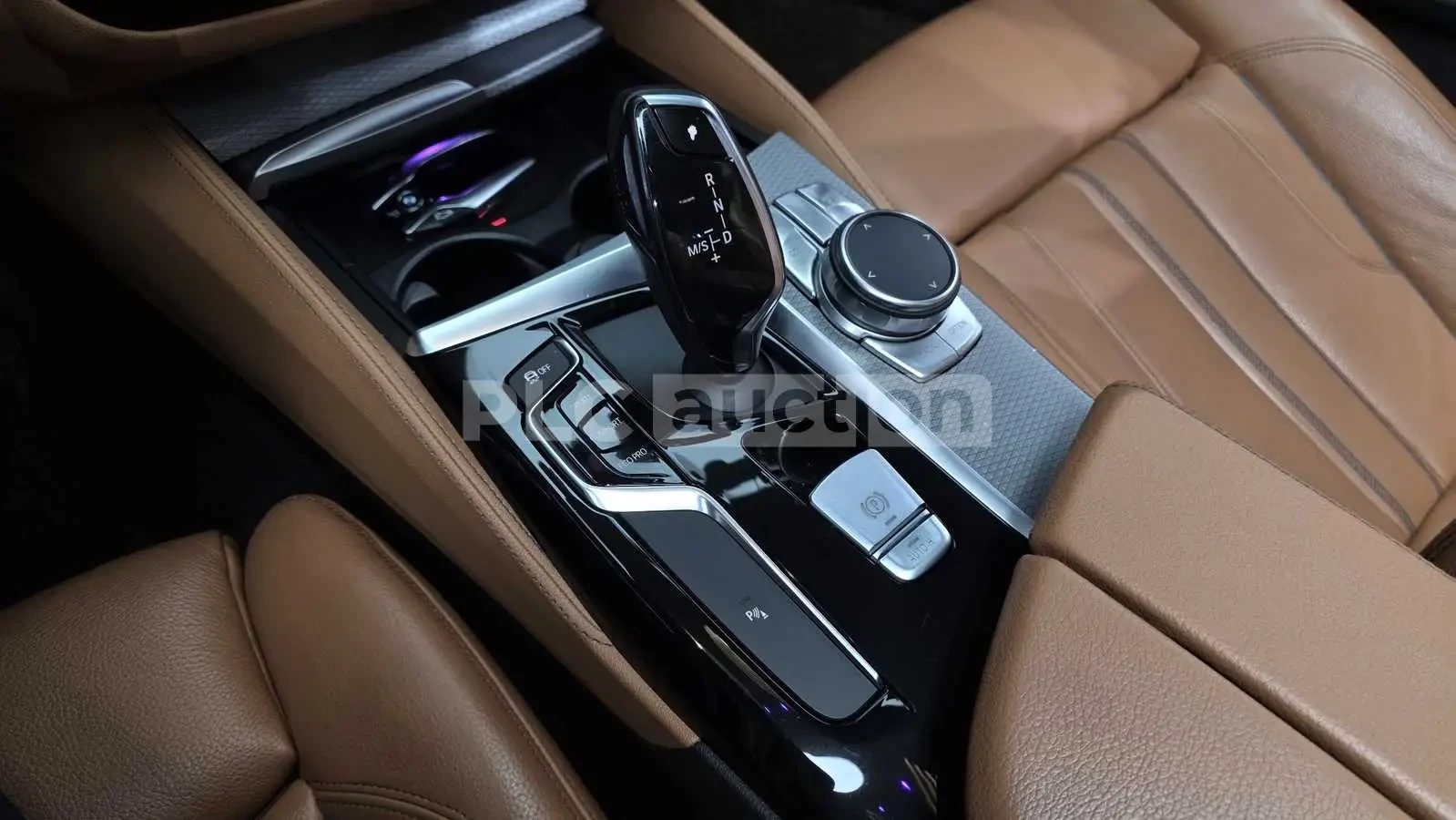 BMW 520 2018* M-PACK* HEAD-UP* SHODOWLINE* КРАЙНА ЦЕНА, снимка 11 - Автомобили и джипове - 53916063