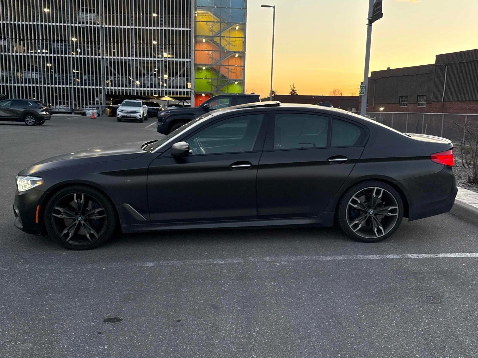 BMW 550 MPACK* HEADUP* ПОДГРЕВ* KEYLESS, снимка 3 - Автомобили и джипове - 54292164