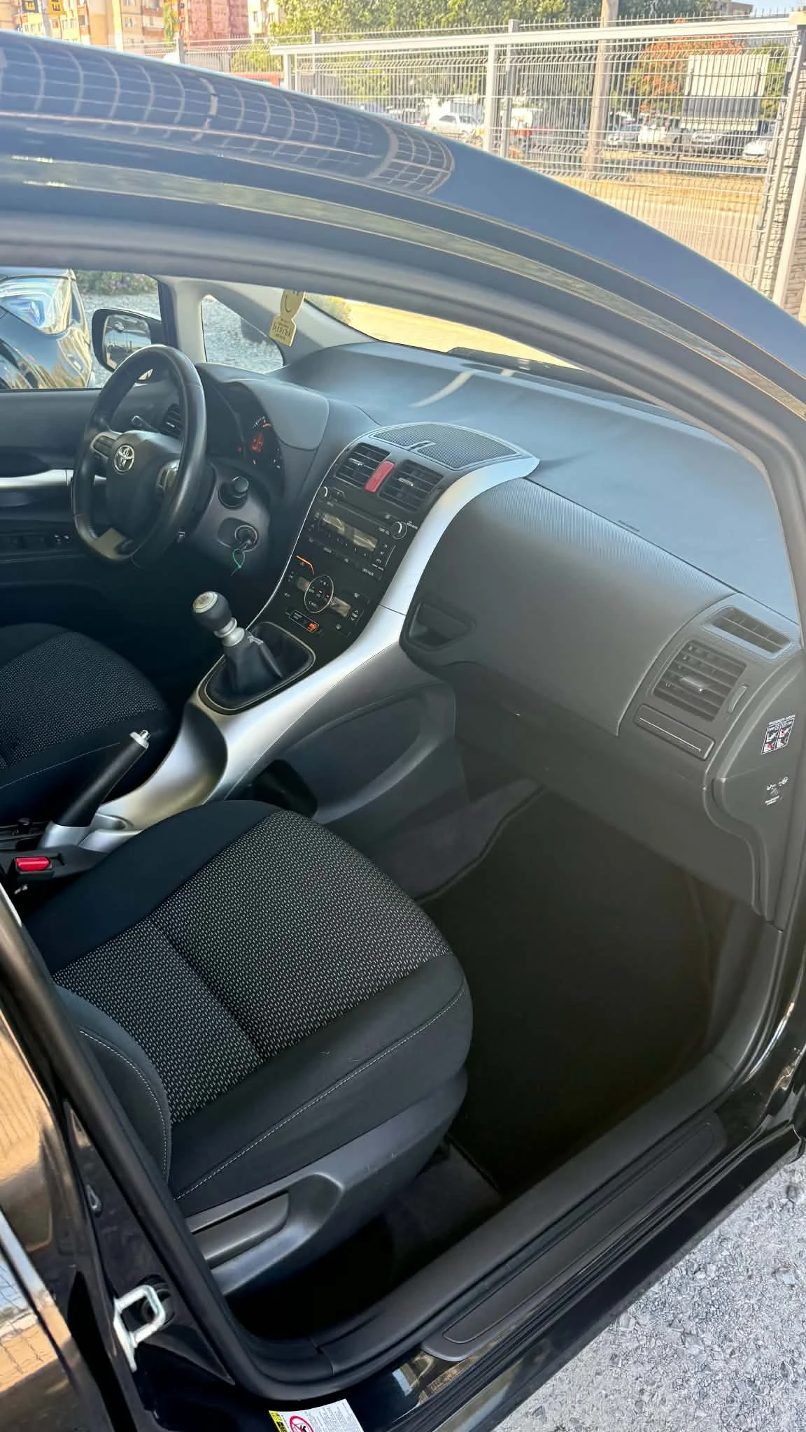 Toyota Auris 1.6i 16V, снимка 12 - Автомобили и джипове - 55751077