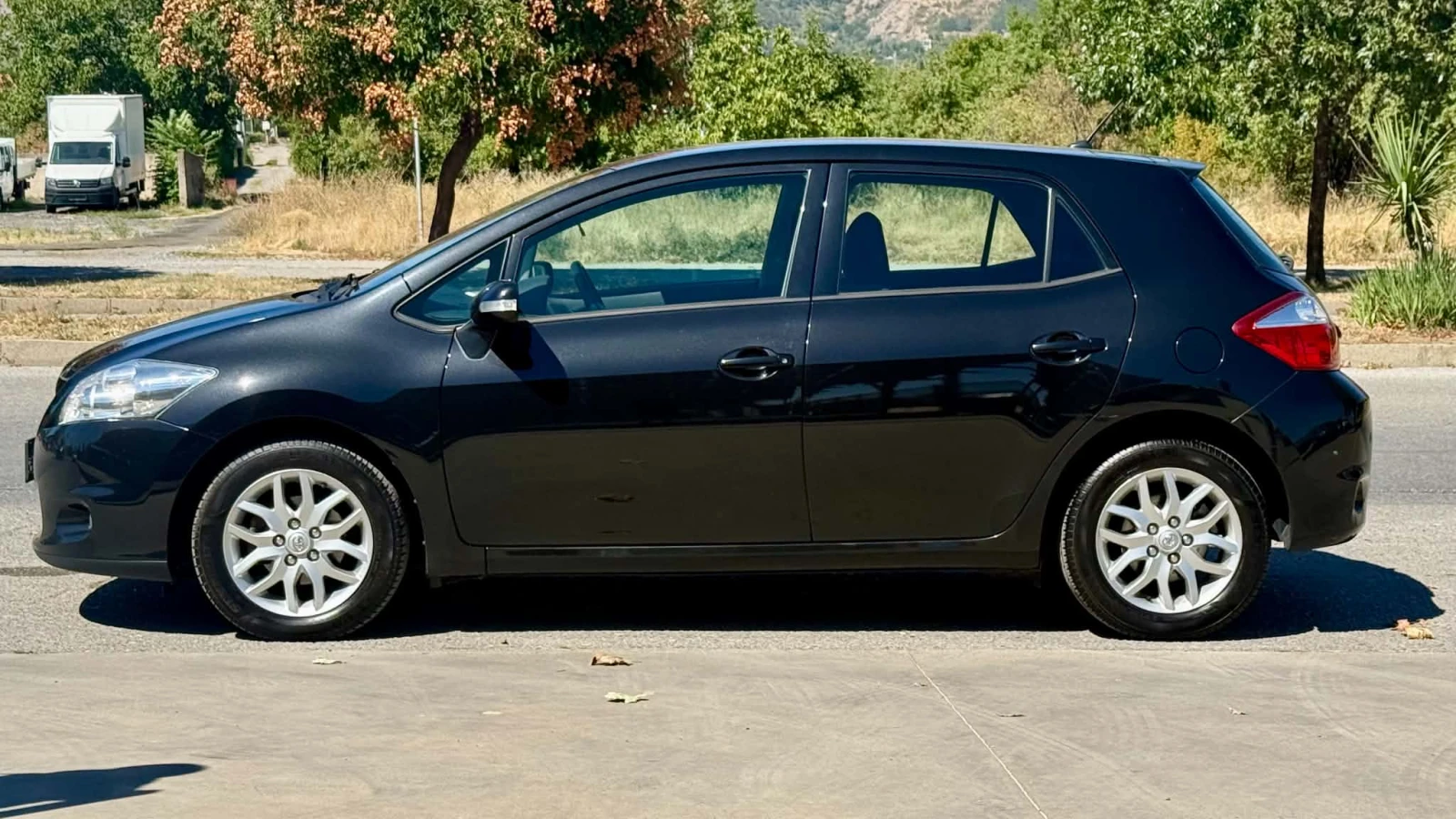Toyota Auris 1.6i 16V, снимка 2 - Автомобили и джипове - 55751077