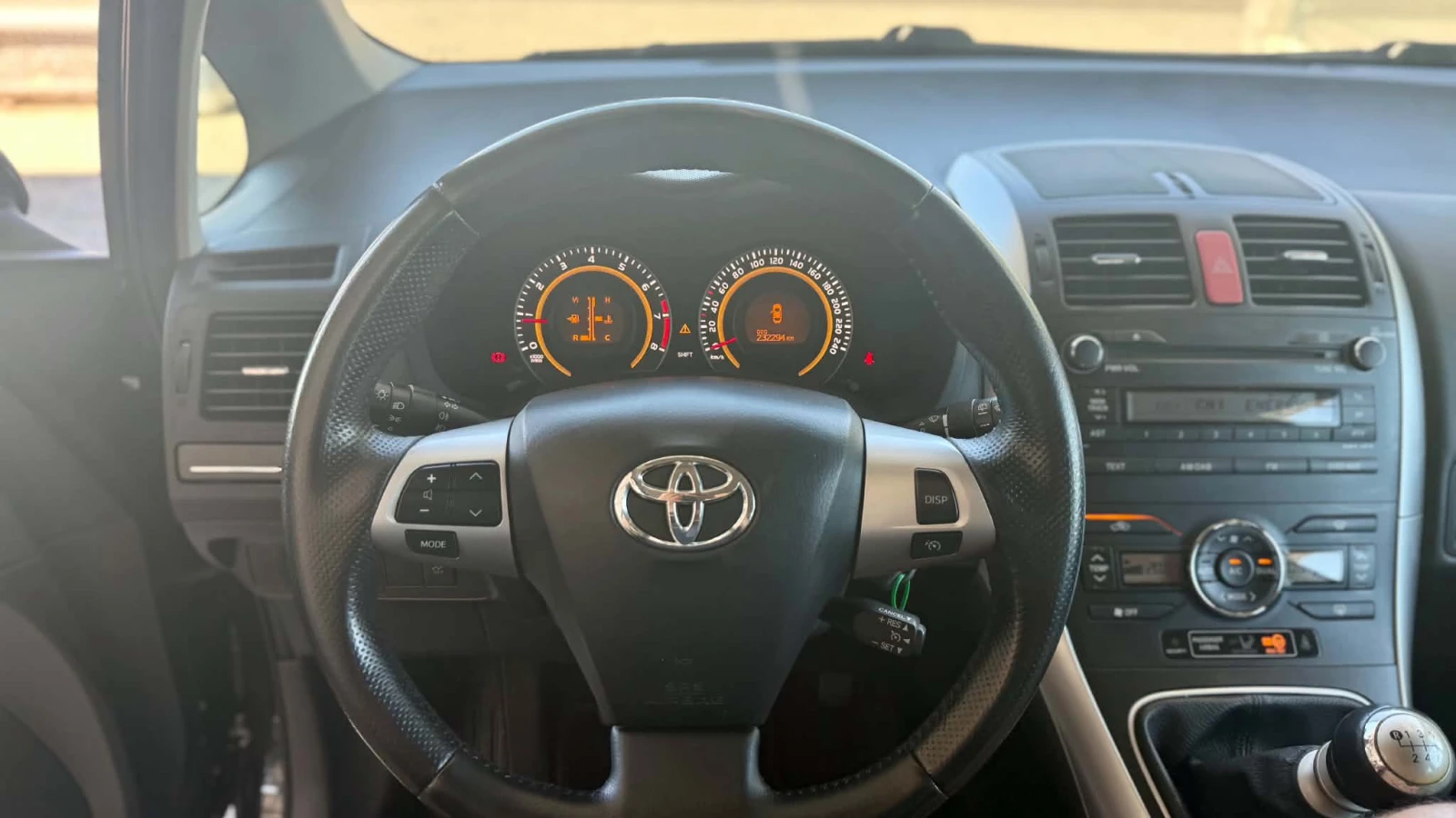Toyota Auris 1.6i 16V, снимка 14 - Автомобили и джипове - 55751077