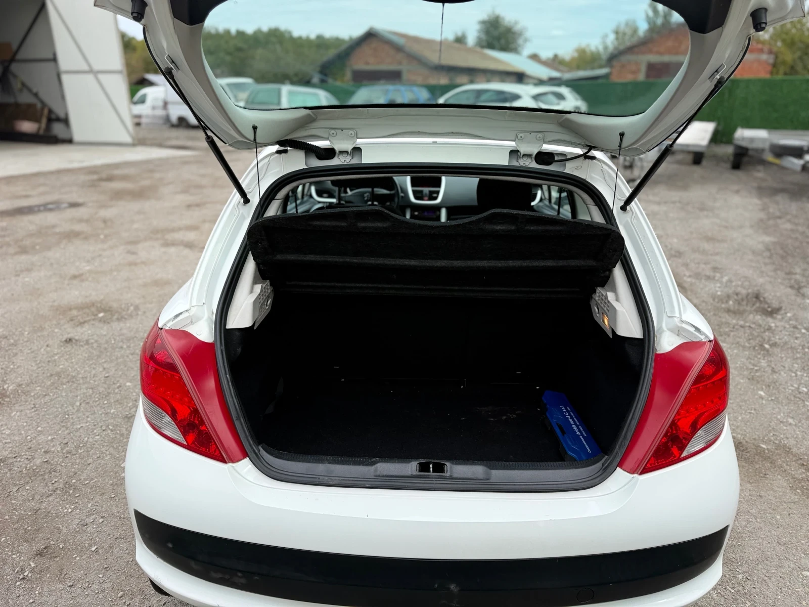 Peugeot 207 1.4 75кс, снимка 9 - Автомобили и джипове - 56740931