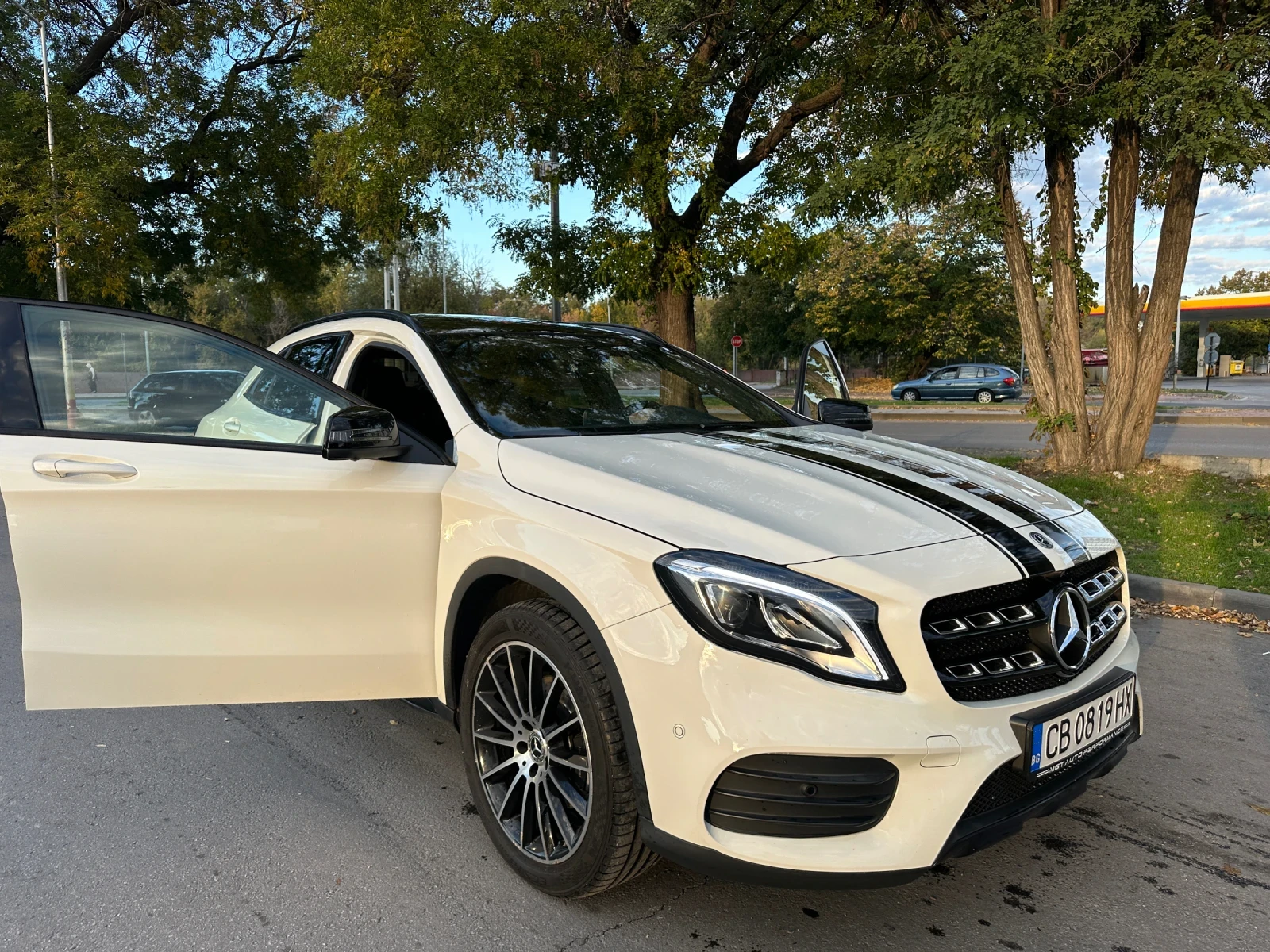 Mercedes-Benz GLA 220 AMG line Whiteart Limited Edition 4x4, снимка 3 - Автомобили и джипове - 55082933