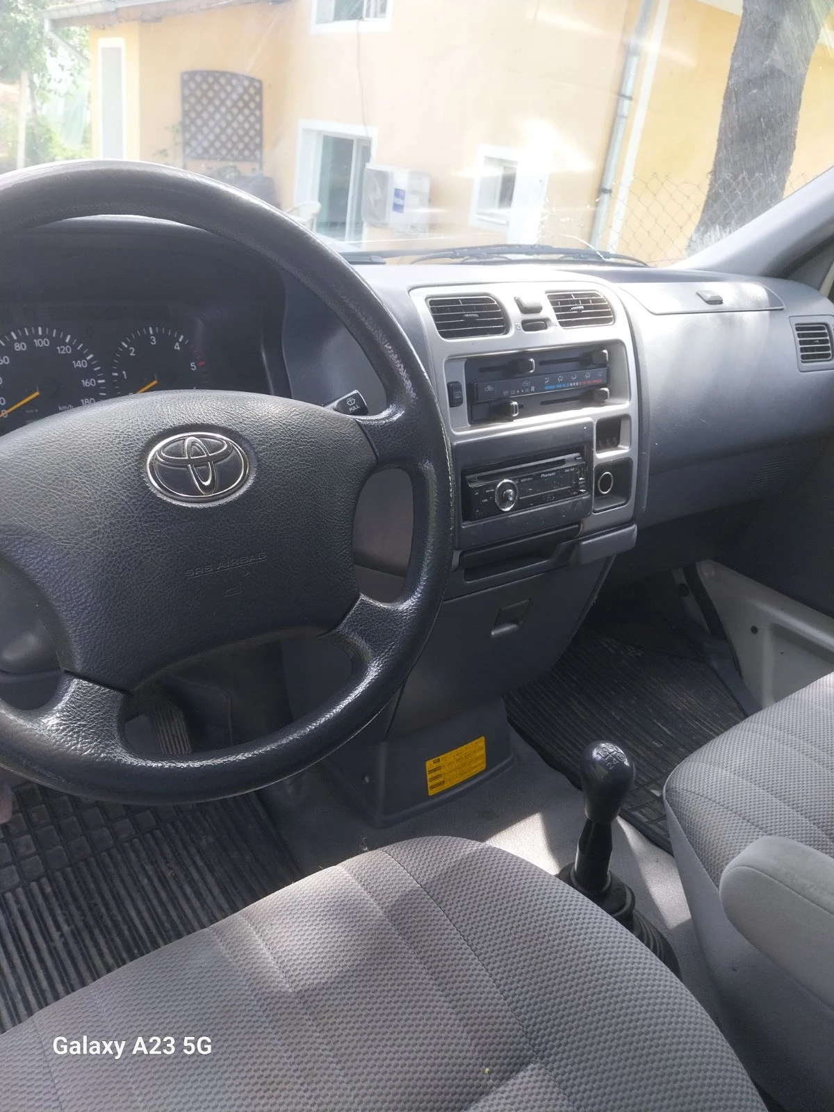 Toyota Hiace 2.5 - изображение 5