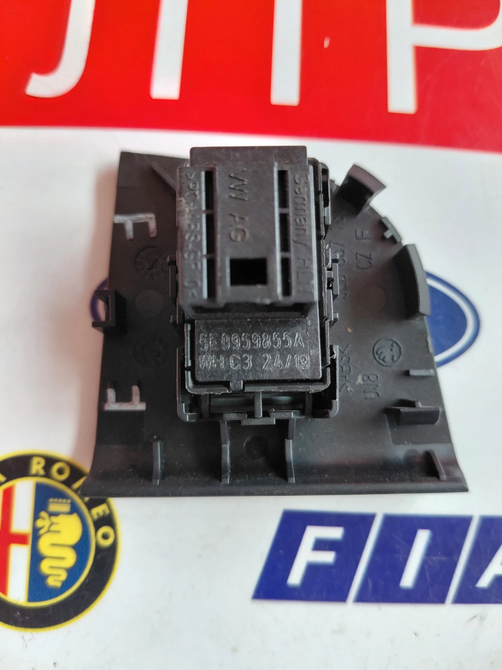 5E0959855A Превключвател за ел.стъкла  SKODA OCTAVIA III  5E0867186, снимка 2 - Части - 54517800