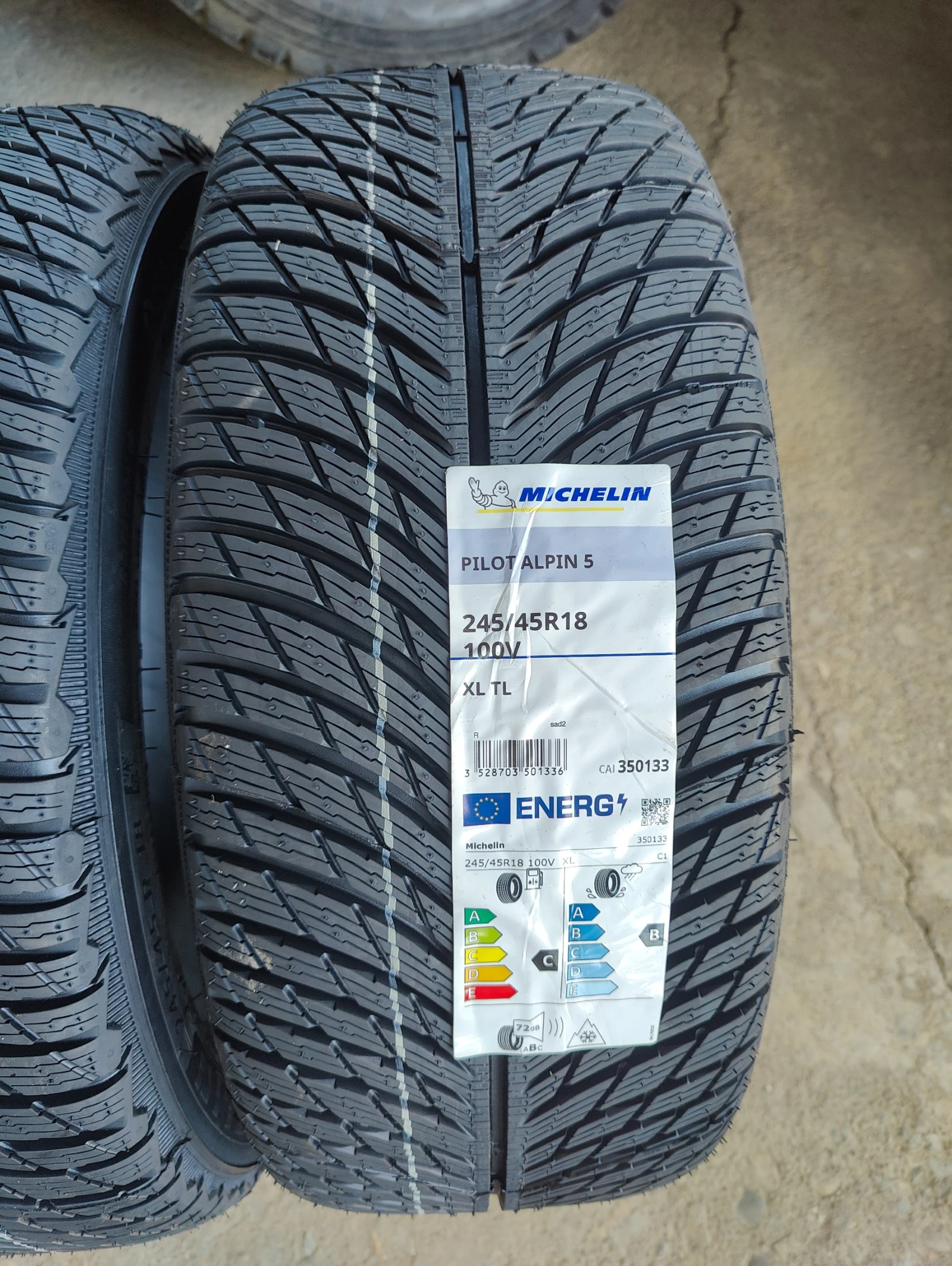 Гуми Зимни 245/45R18, снимка 3 - Гуми и джанти - 56058386