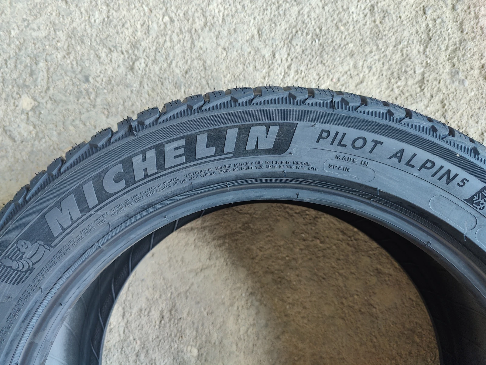 Гуми Зимни 245/45R18, снимка 8 - Гуми и джанти - 56058386