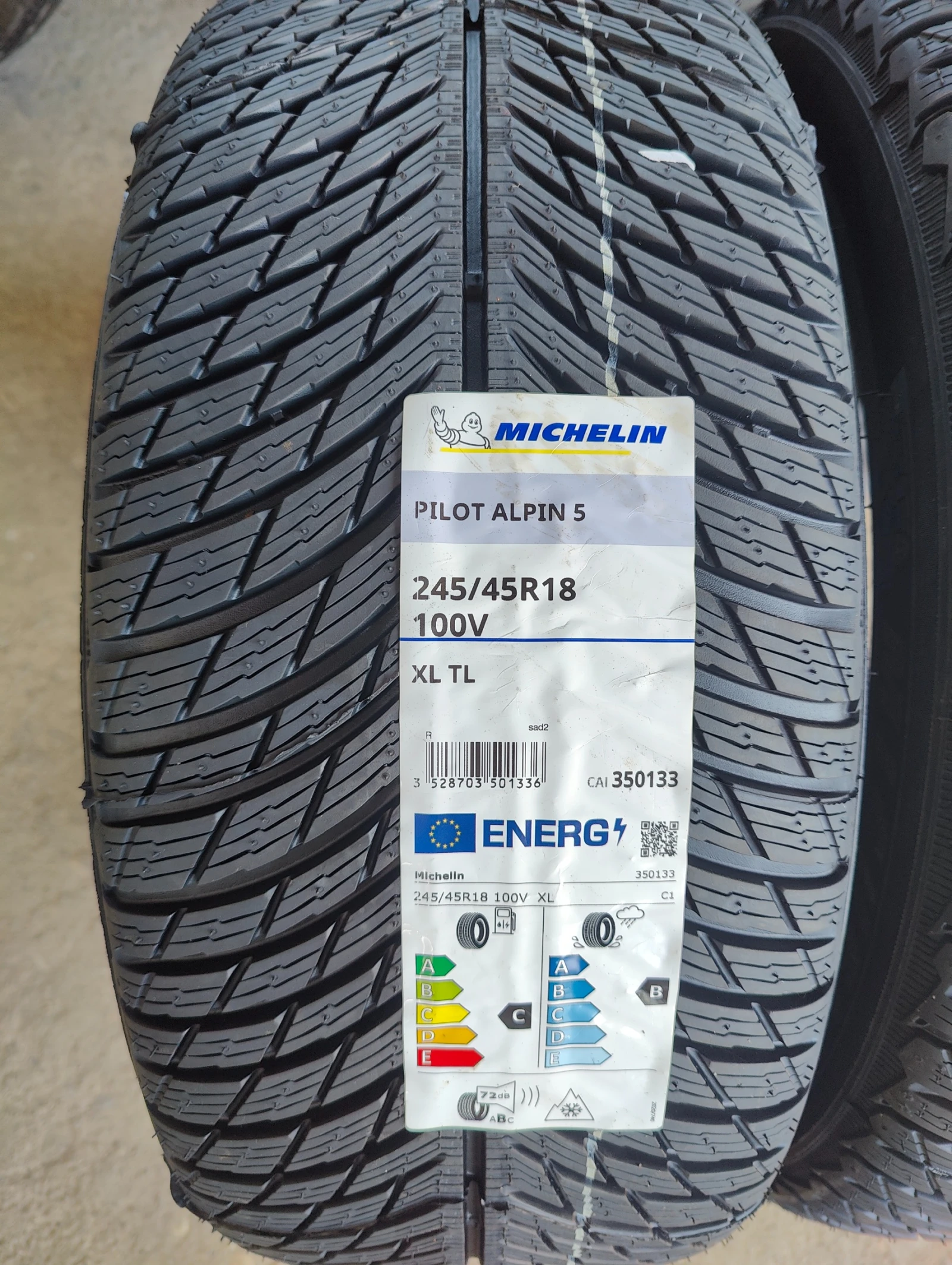 Гуми Зимни 245/45R18, снимка 5 - Гуми и джанти - 56058386