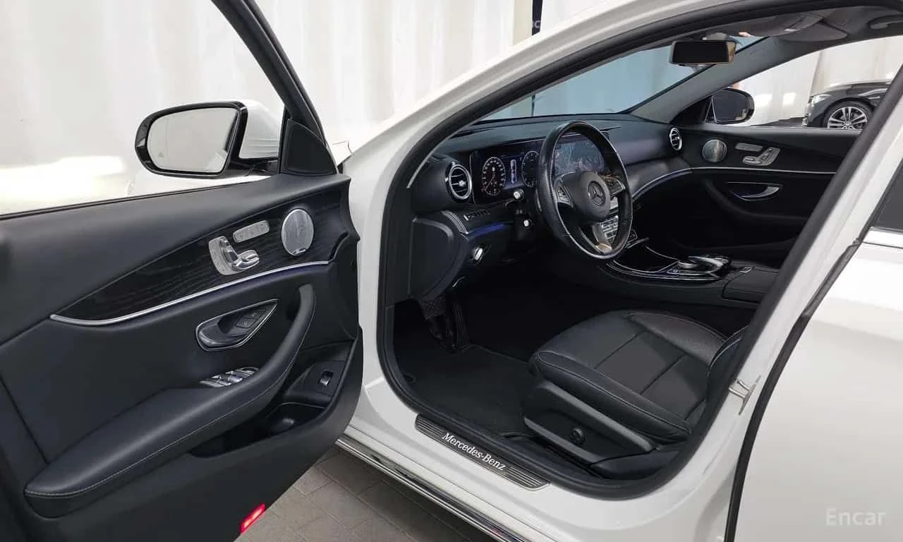 Mercedes-Benz E 300 * Avantgarde * КРАЙНА ЦЕНА ДО БЪЛГАРИЯ * , снимка 10 - Автомобили и джипове - 55570647