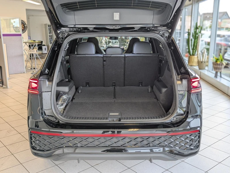 VW Tayron 2.0TDI* 4M* R-LINE* H/K* 360 CAM* DISTR* HUD* PANO, снимка 16 - Автомобили и джипове - 52120548