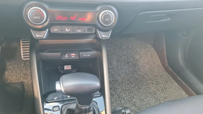 Kia Stonic 1.6crdi FULL , снимка 11 - Автомобили и джипове - 53050004