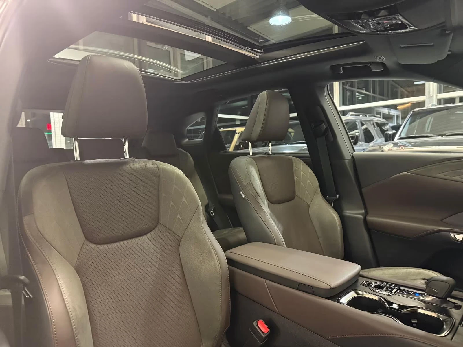 Lexus RX 450h plus НОВ/292HP/LUXURY/PANO/MARK.LEV/360/PANO/ACC/504z, снимка 14 - Автомобили и джипове - 55102491
