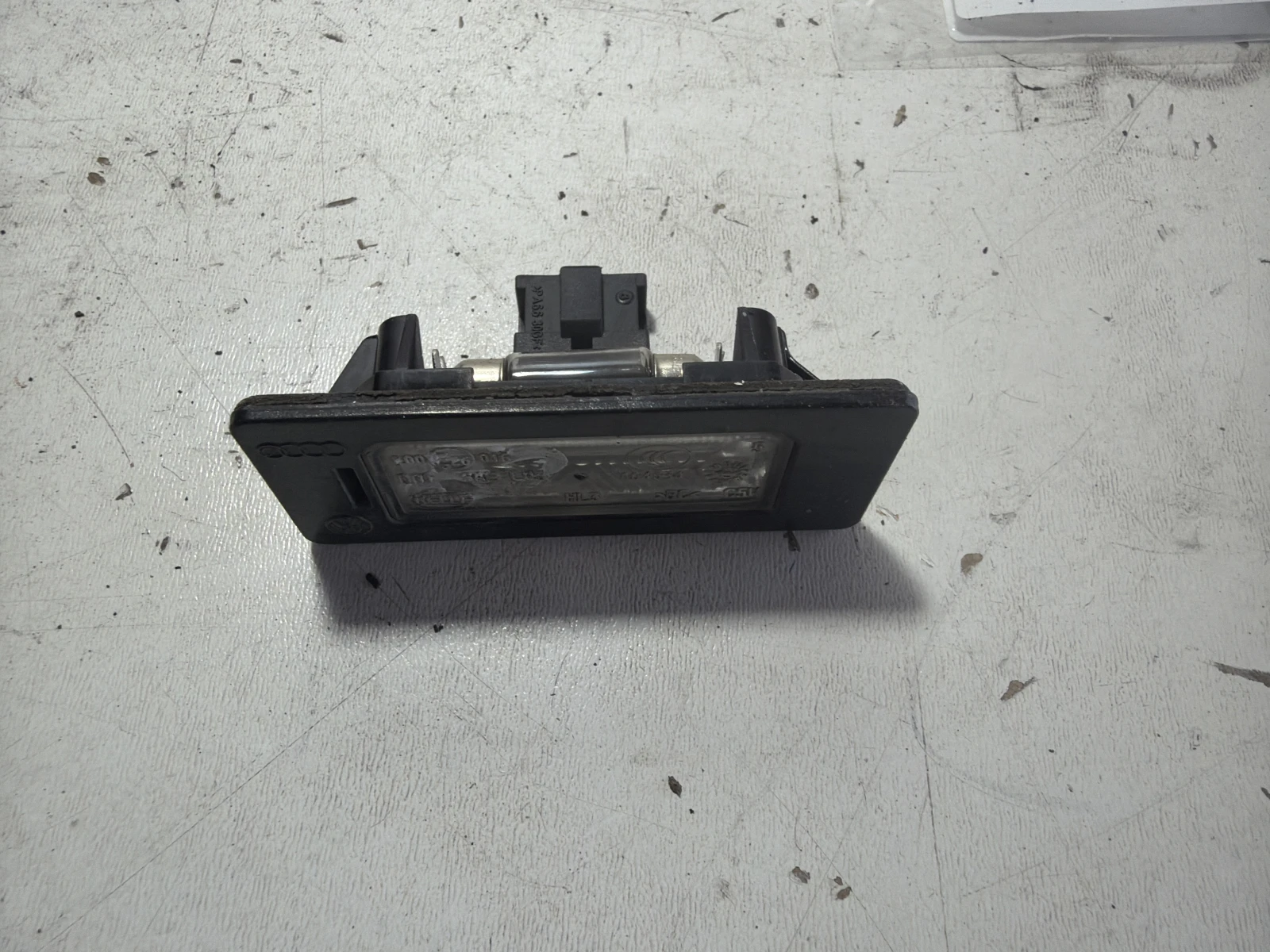 плафон регистрационен номер 8T0943021 Audi A4