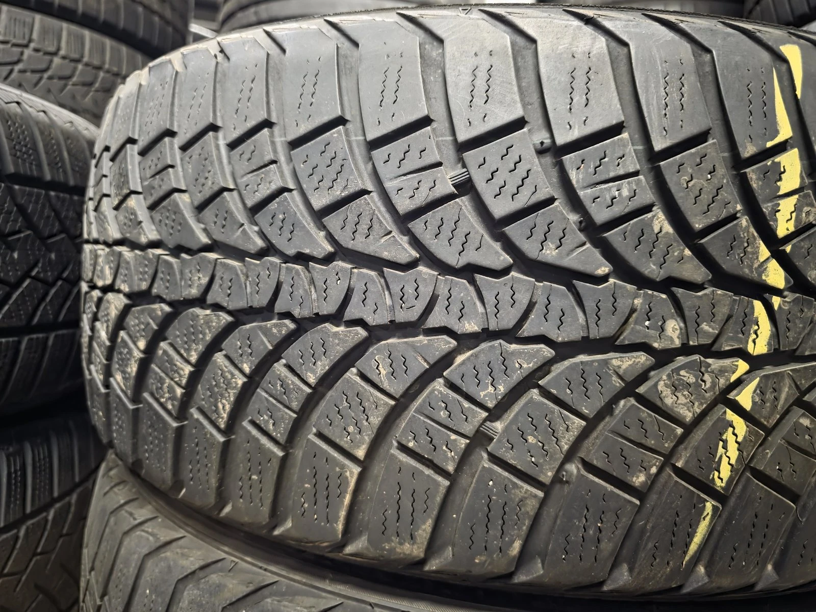 Гуми Зимни 235/45R18