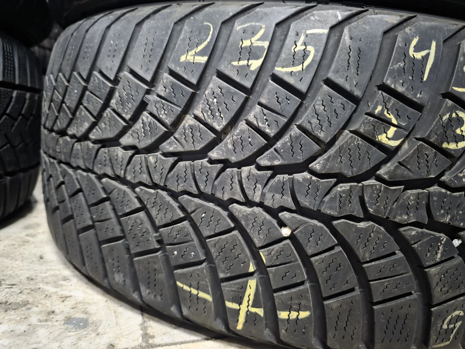 Гуми Зимни 235/45R18, снимка 2 - Гуми и джанти - 56732432