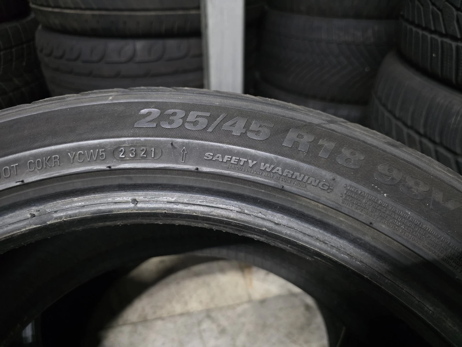 Гуми Зимни 235/45R18, снимка 6 - Гуми и джанти - 56732432