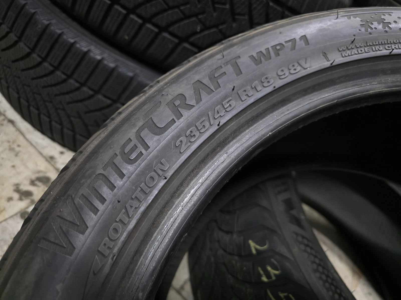 Гуми Зимни 235/45R18, снимка 5 - Гуми и джанти - 56732432