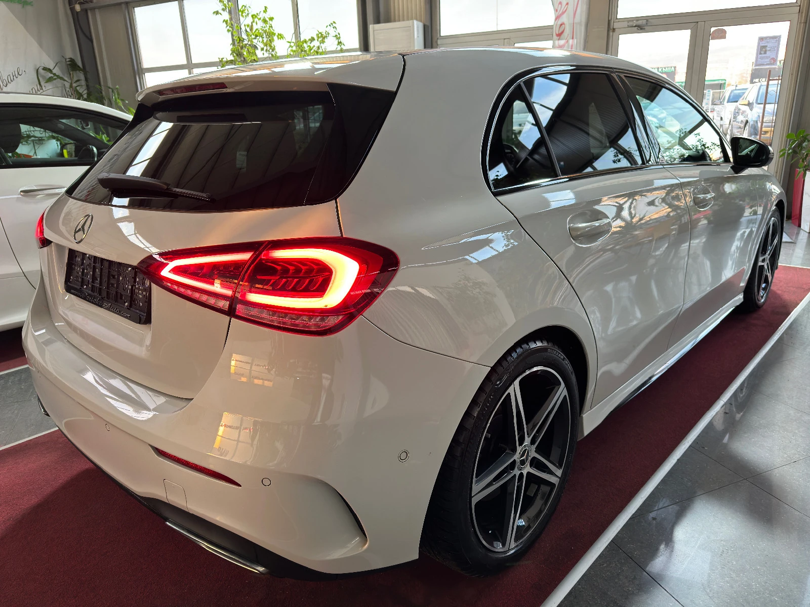 Mercedes-Benz A 250 4 MATIC * AMG PACKET * LED * ПАНОРАМА - изображение 3