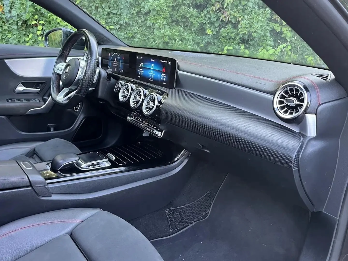 Mercedes-Benz CLA 180d Coupe AMG Line - изображение 8