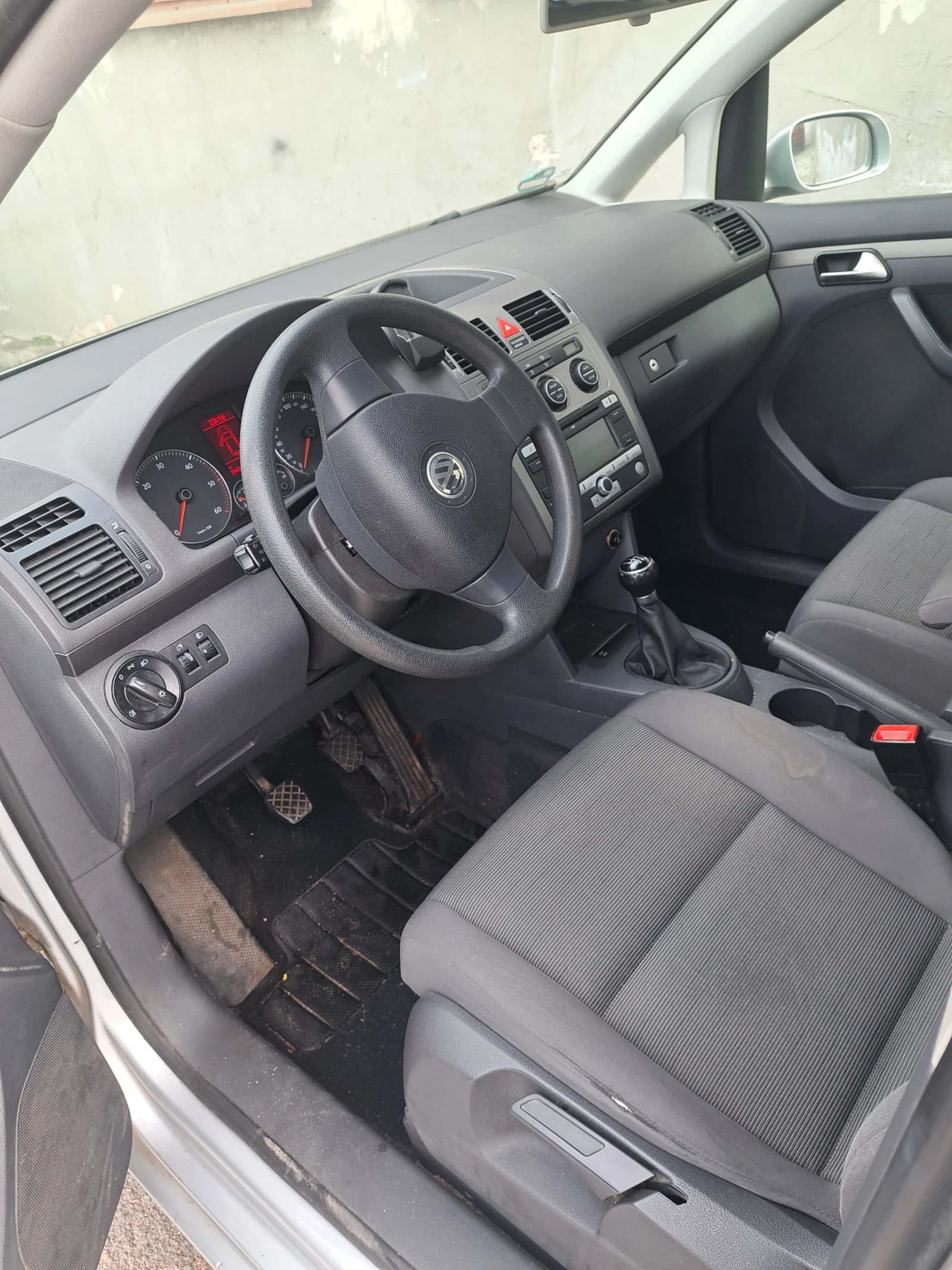 VW Touran, снимка 8 - Автомобили и джипове - 53911793