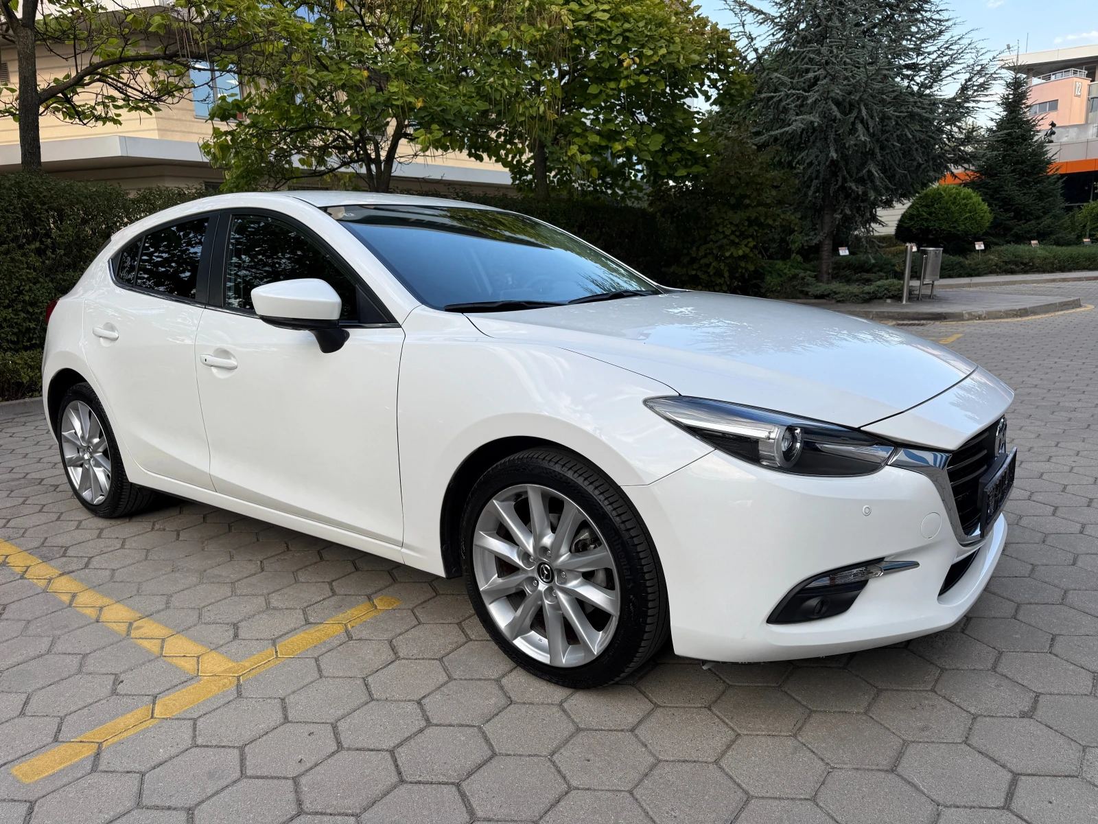 Mazda 3 2.2D* NAVI* КАМЕРА* КEYLESS* KATO НОВА* , снимка 3 - Автомобили и джипове - 56041237