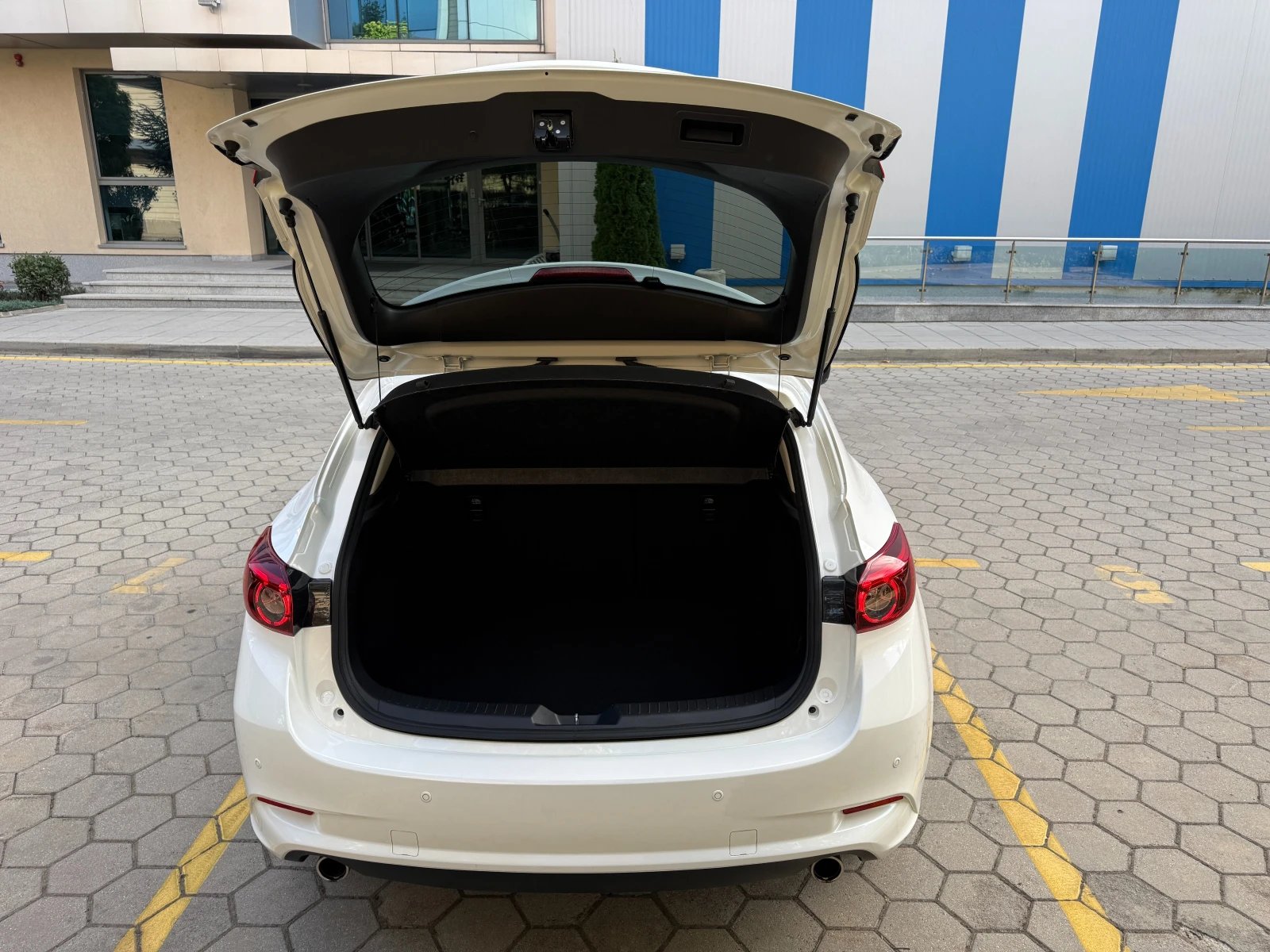 Mazda 3 2.2D* NAVI* КАМЕРА* КEYLESS* KATO НОВА* , снимка 12 - Автомобили и джипове - 56041237