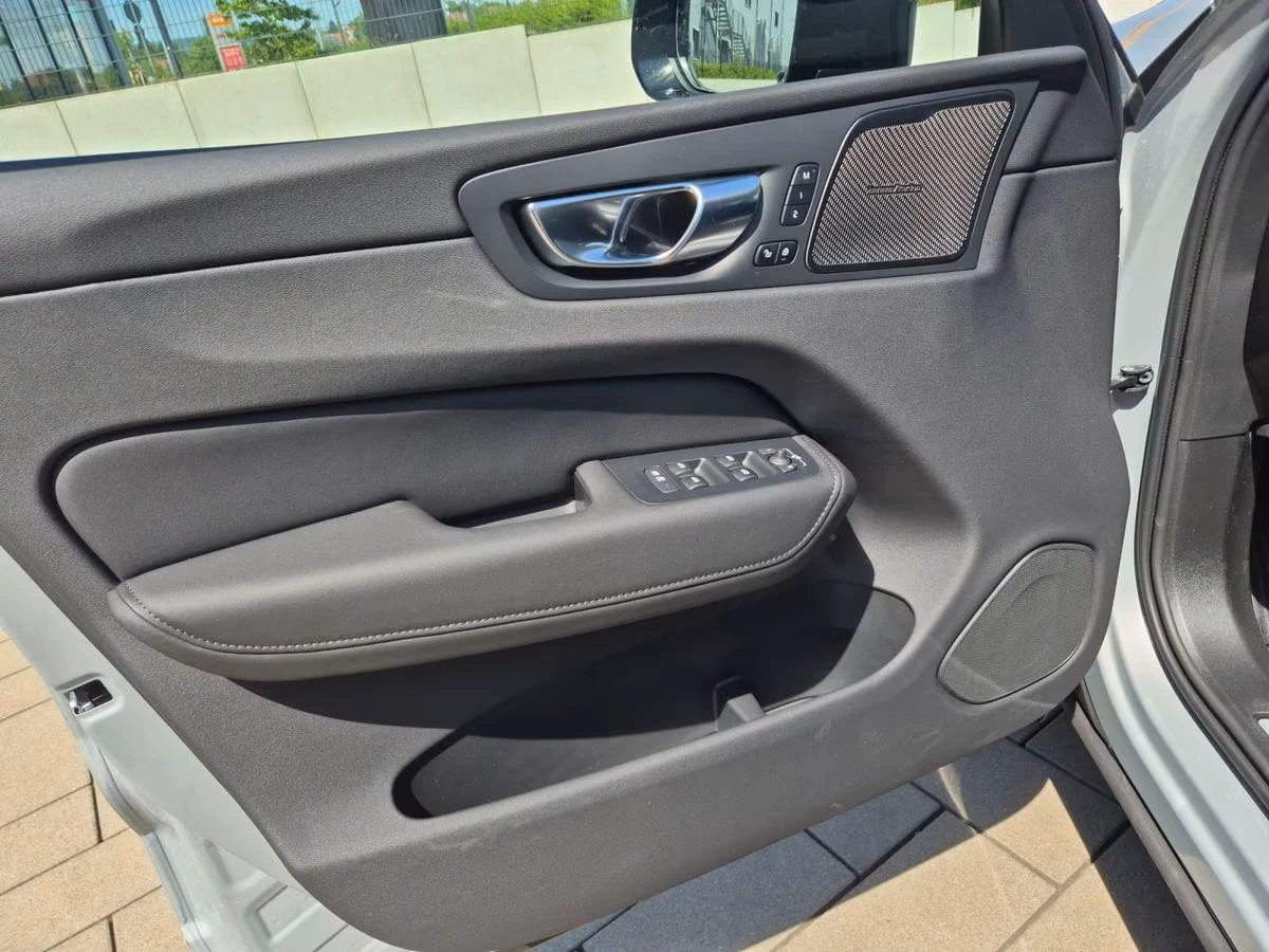 Volvo XC60 T8* AWD* PANO* HUD* 360 CAM* H/K* DISTR* KEYLESS* , снимка 6 - Автомобили и джипове - 53962783