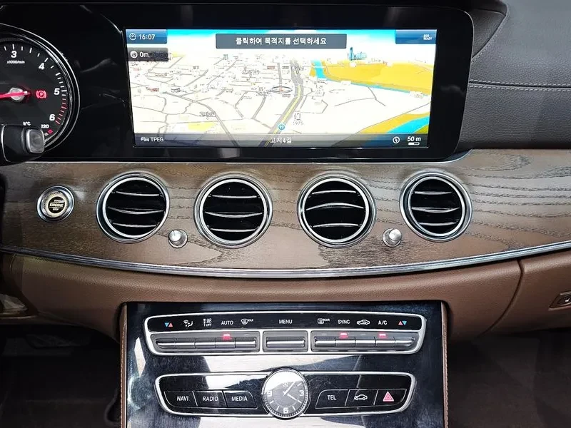Mercedes-Benz E 220  Exclusive, снимка 15 - Автомобили и джипове - 55102150