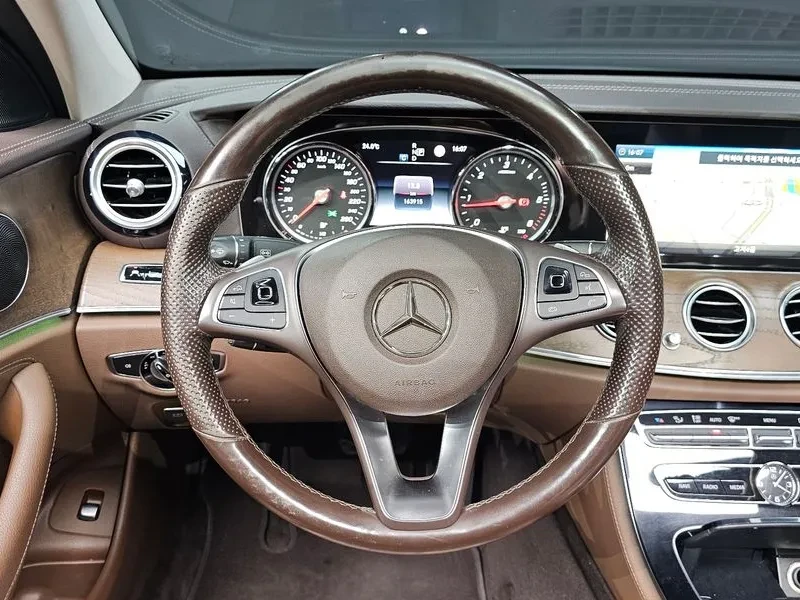 Mercedes-Benz E 220  Exclusive, снимка 14 - Автомобили и джипове - 55102150