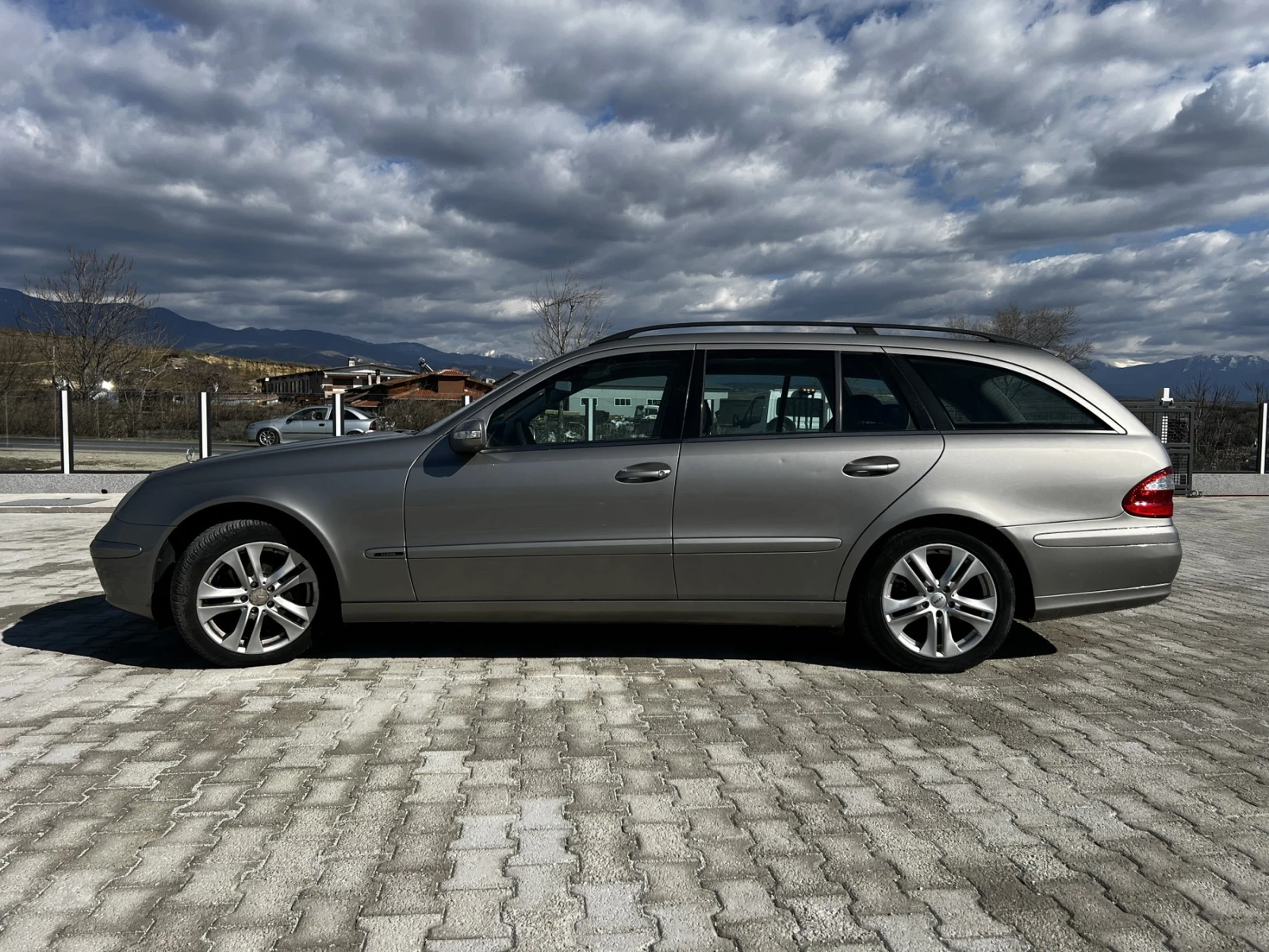 Mercedes-Benz E 200, снимка 2 - Автомобили и джипове - 54220379