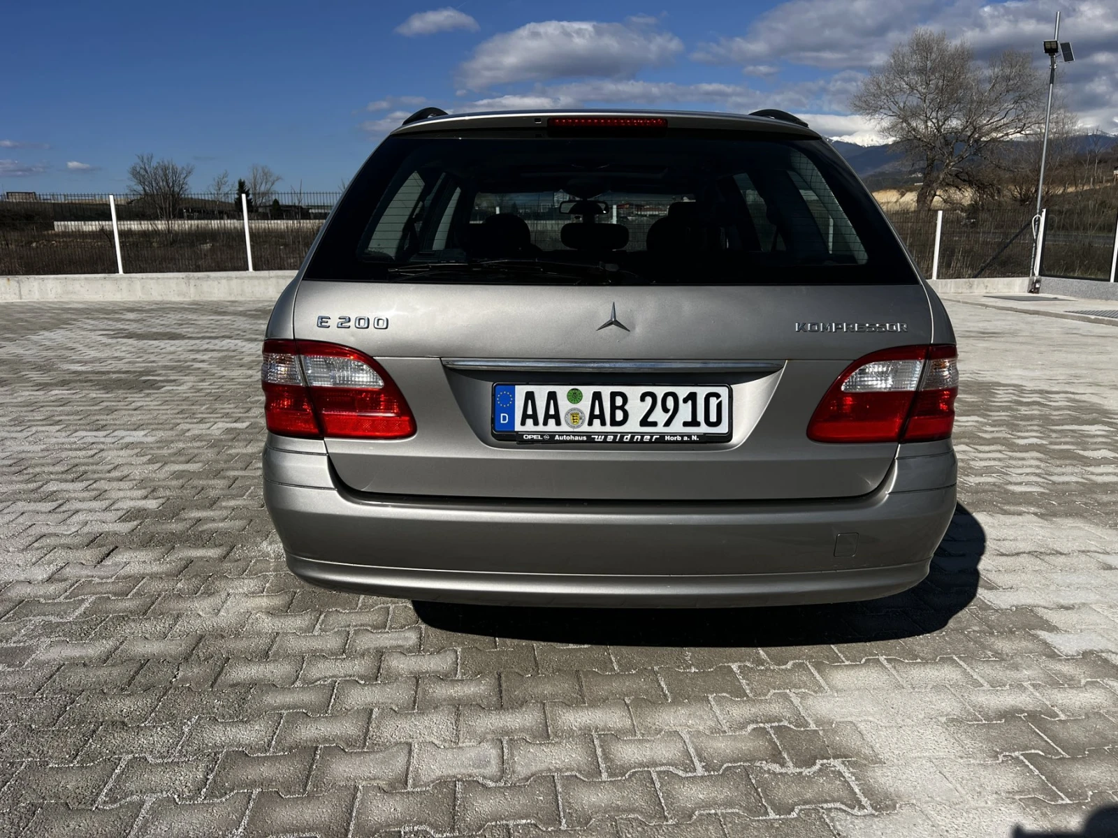 Mercedes-Benz E 200, снимка 10 - Автомобили и джипове - 54220379