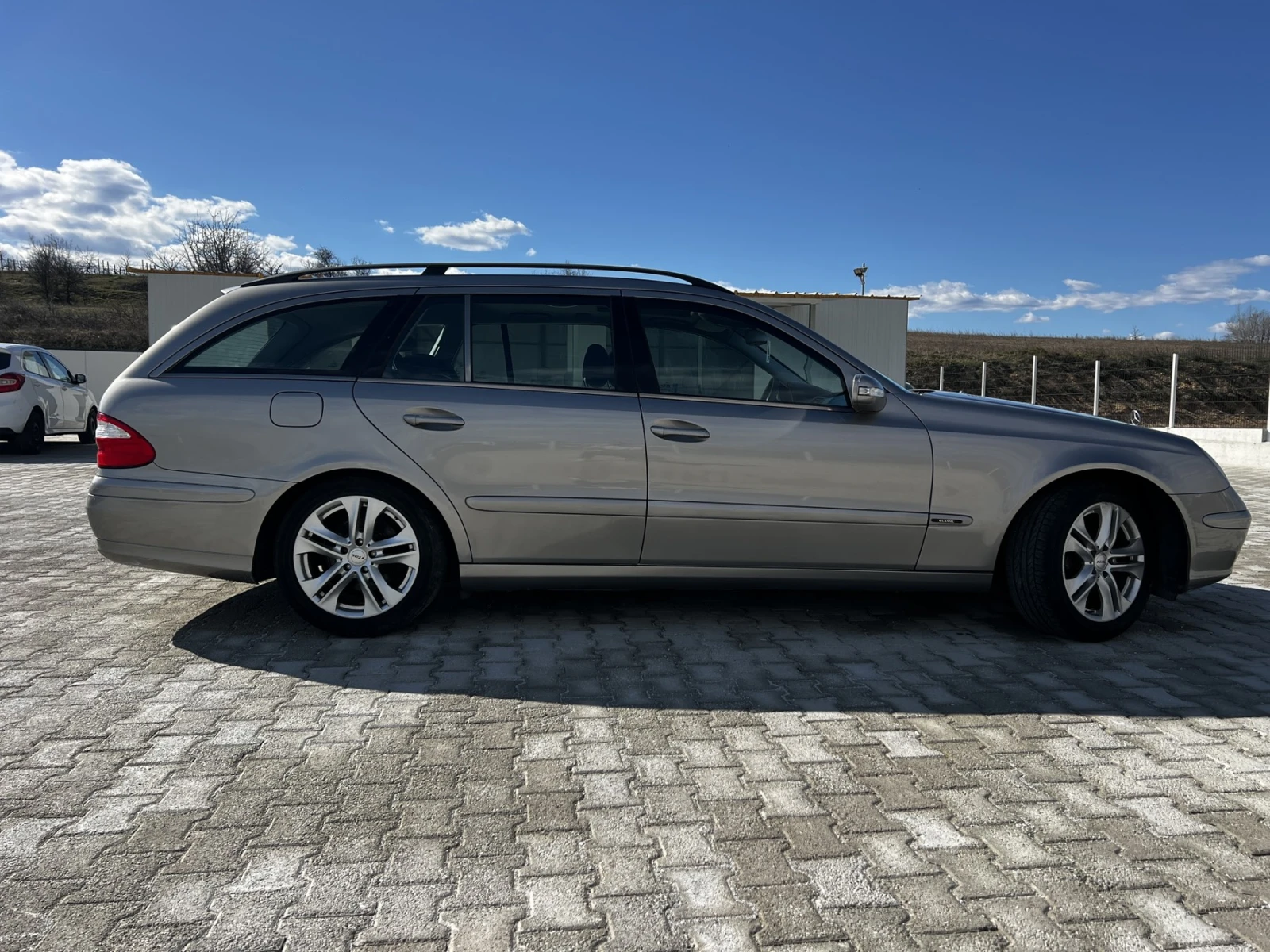 Mercedes-Benz E 200, снимка 4 - Автомобили и джипове - 54220379
