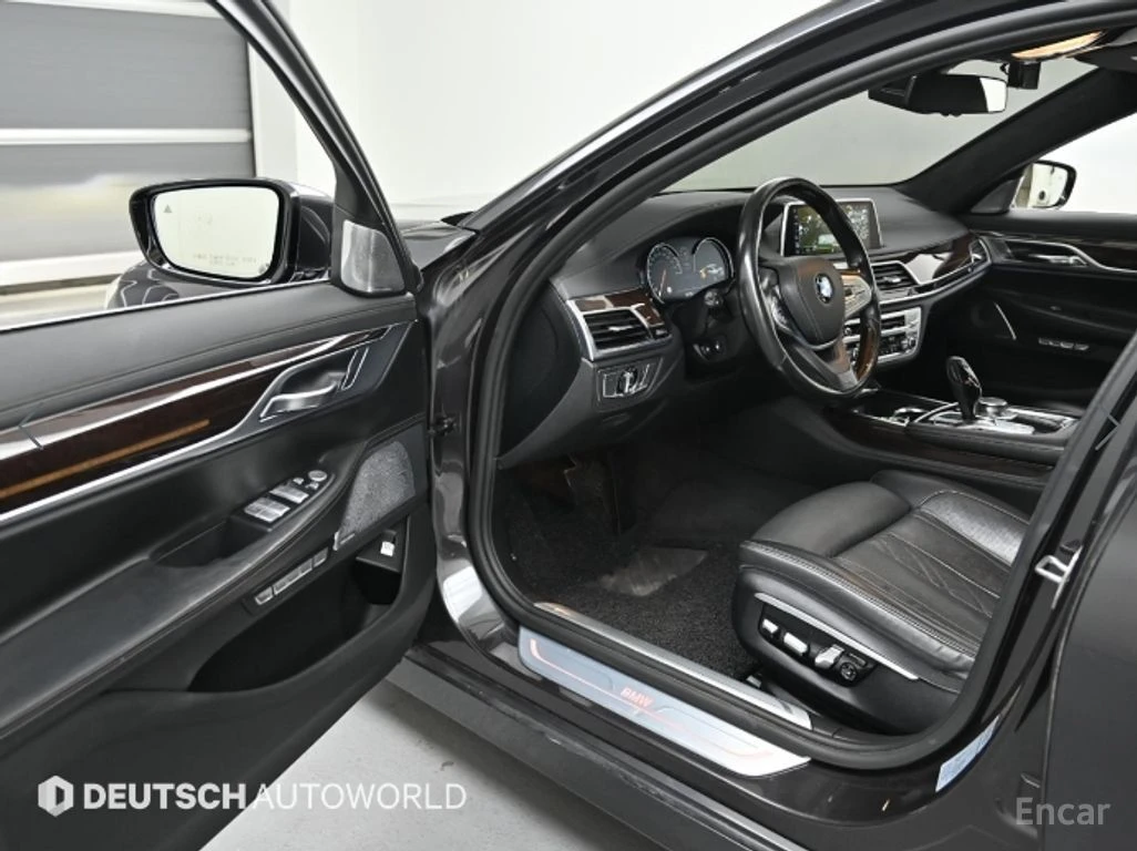 BMW 750 Li xDrive* BOWERS & WILKINS* МАСАЖ* 360* ХЕДЪП* TV, снимка 6 - Автомобили и джипове - 55045973