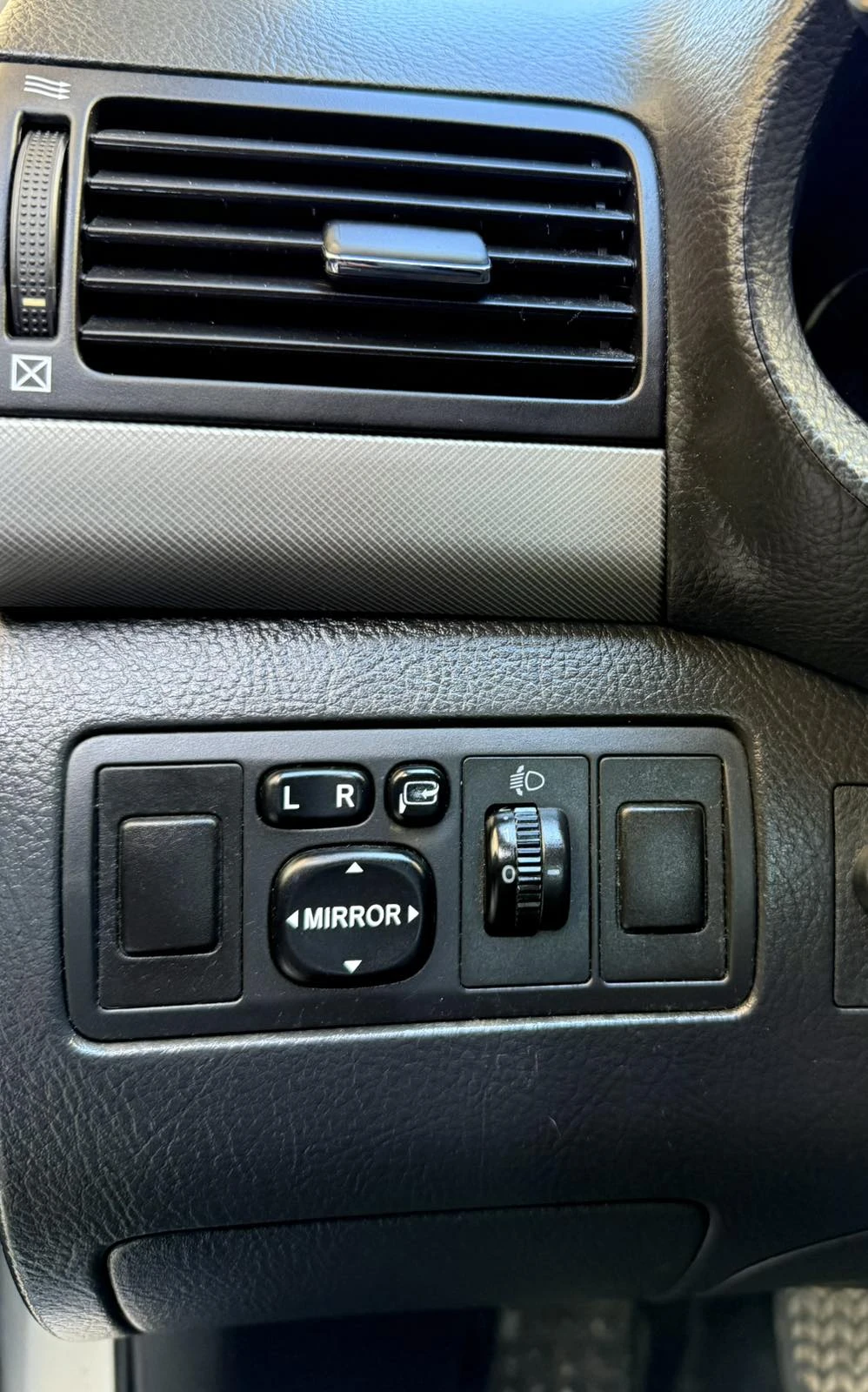 Toyota Avensis 2.0 D4D, снимка 14 - Автомобили и джипове - 55054320