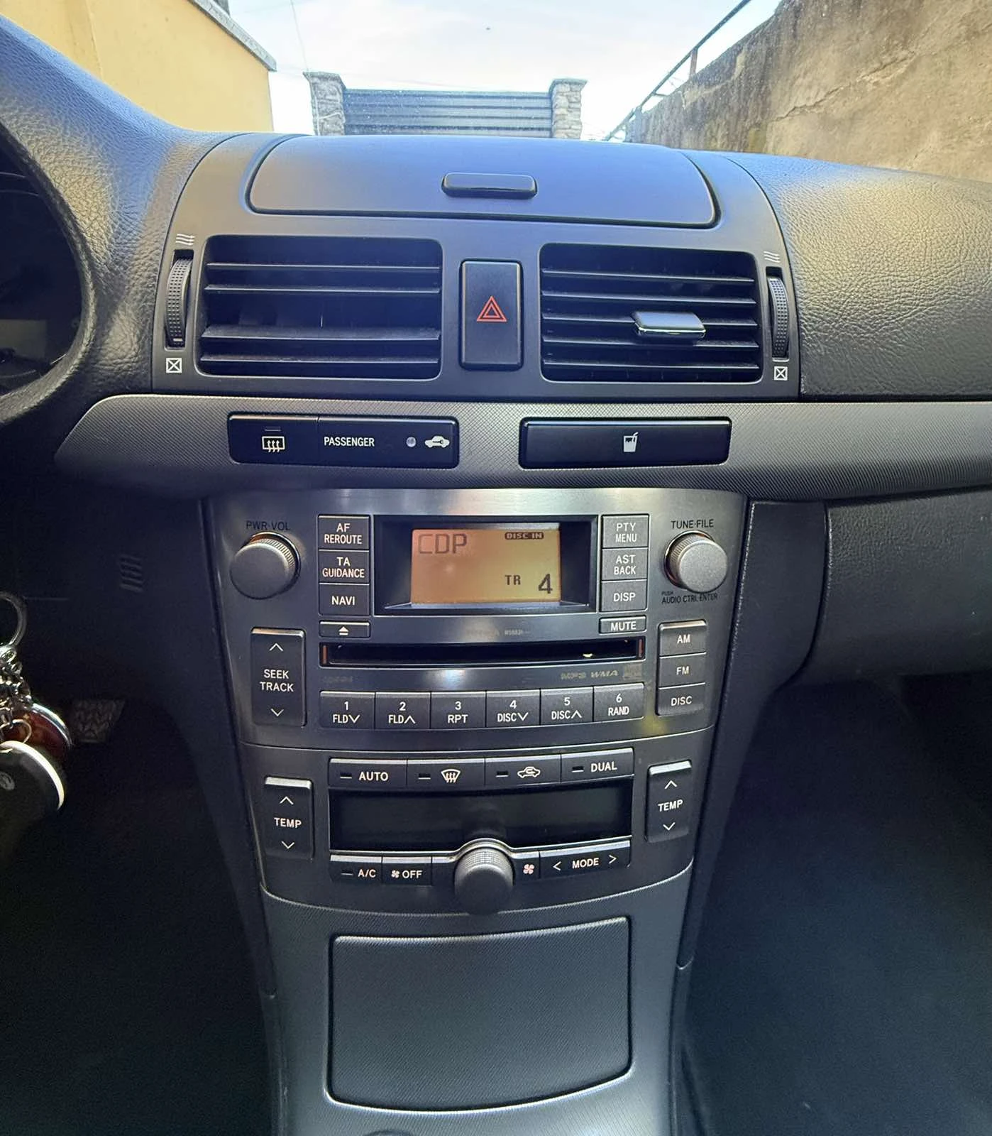 Toyota Avensis 2.0 D4D, снимка 11 - Автомобили и джипове - 55054320