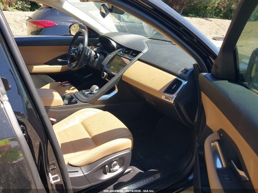 Jaguar E-pace * AWD* ПАНО* KEYLESS* Camera* ПОДГРЕВ* , снимка 10 - Автомобили и джипове - 55433651