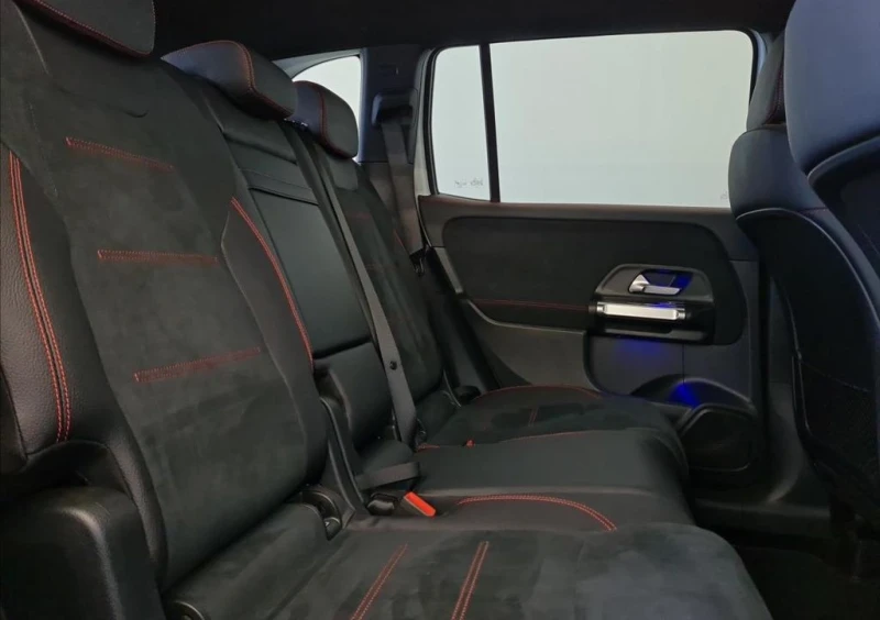 Mercedes-Benz GLB 200i 4Matic AMG Line, снимка 7 - Автомобили и джипове - 52660065