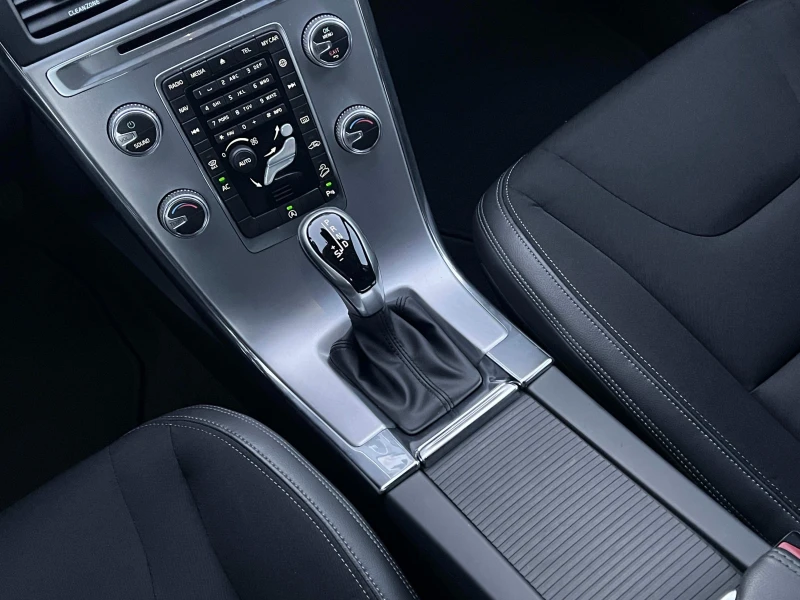 Volvo XC60 2.4d AWD Business Plus ОБСЛУЖЕН, снимка 10 - Автомобили и джипове - 53090739
